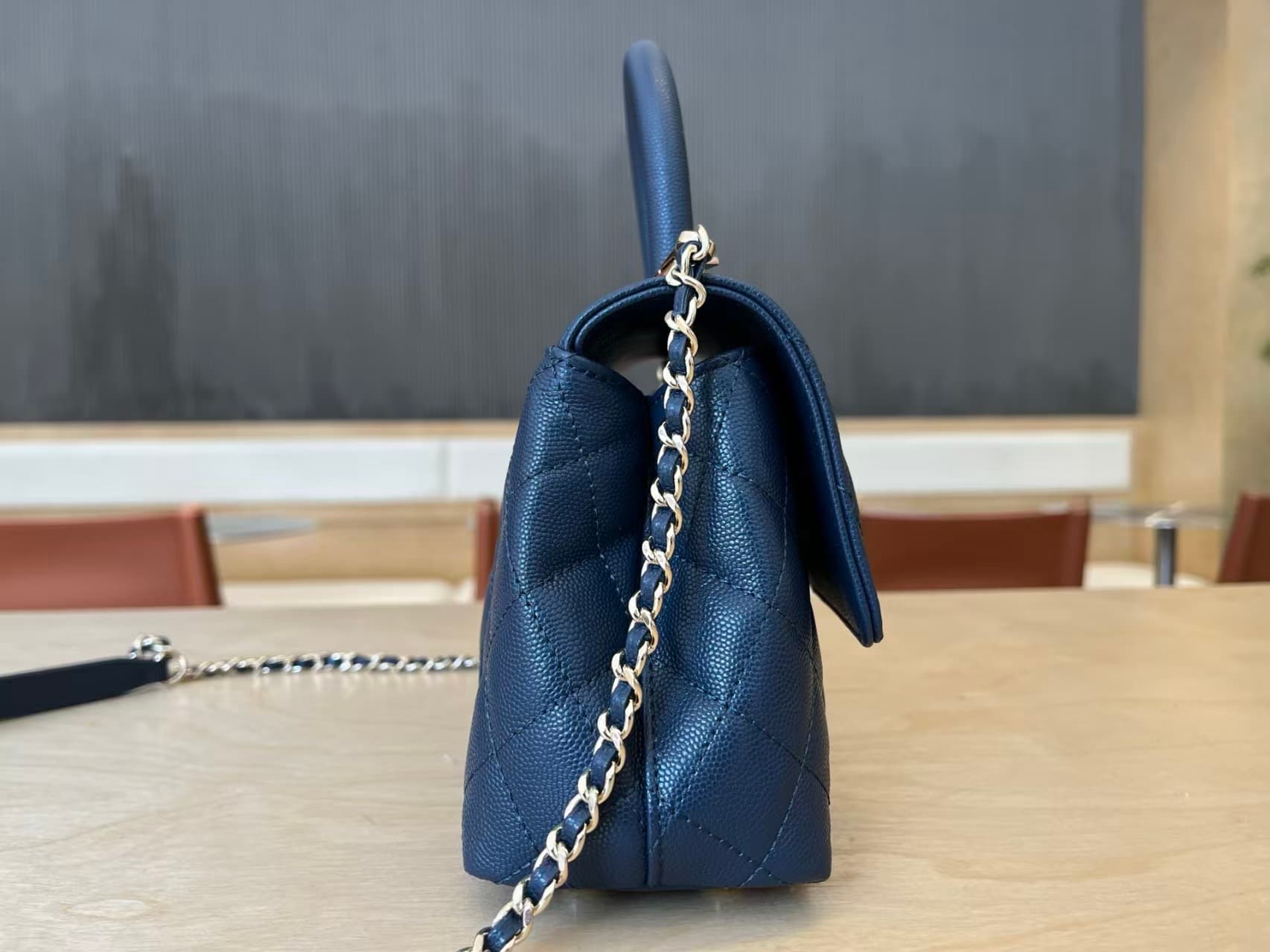 FLAP BAG WITH TOP HANDLE Grained Calfskin & Gold-Tone Metal A92990 Navy Binding A