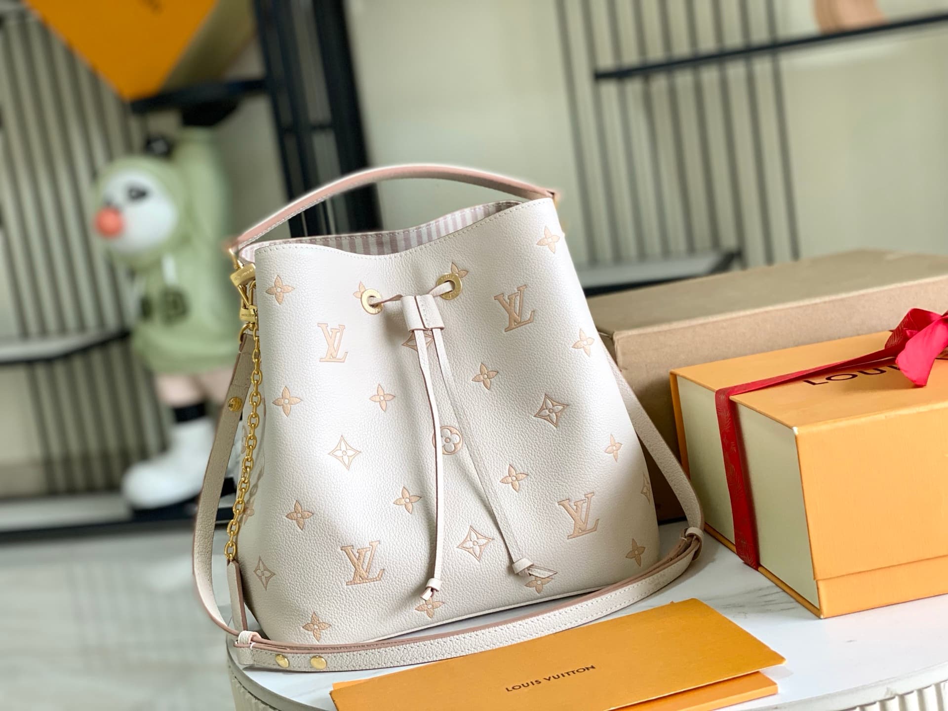 Louis Vuitton NéoNoé MM Eden Debossed grained cowhide leather M14401 TOP