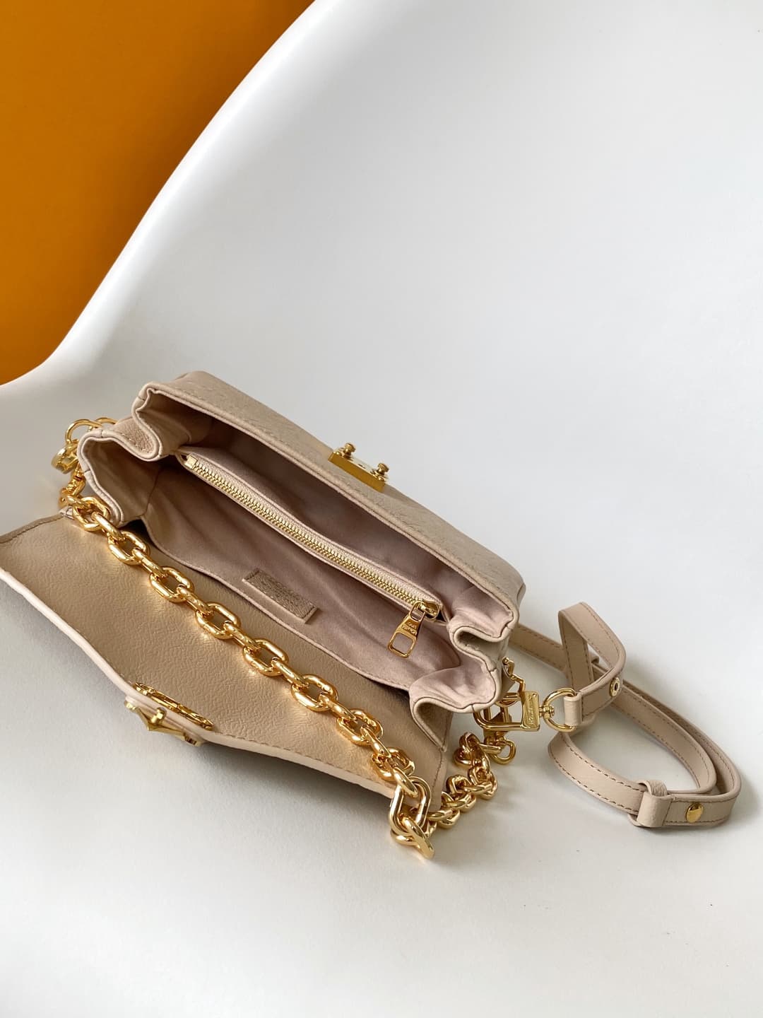 Louis Vuitton POCHETTE MÉTIS EAST WEST Sand Grained cowhide leather M14322 High