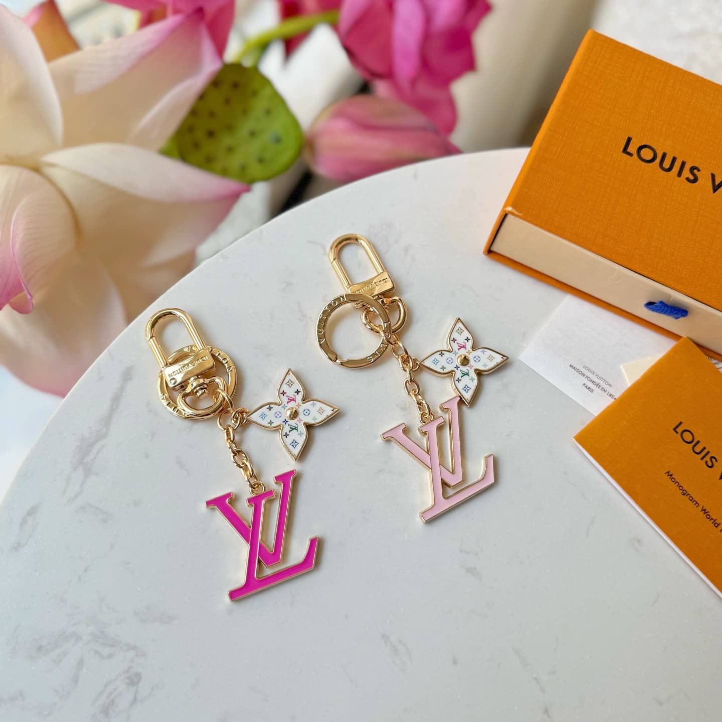 LV x Murakami Iconic Monogram Multicolor Key Holder M02466