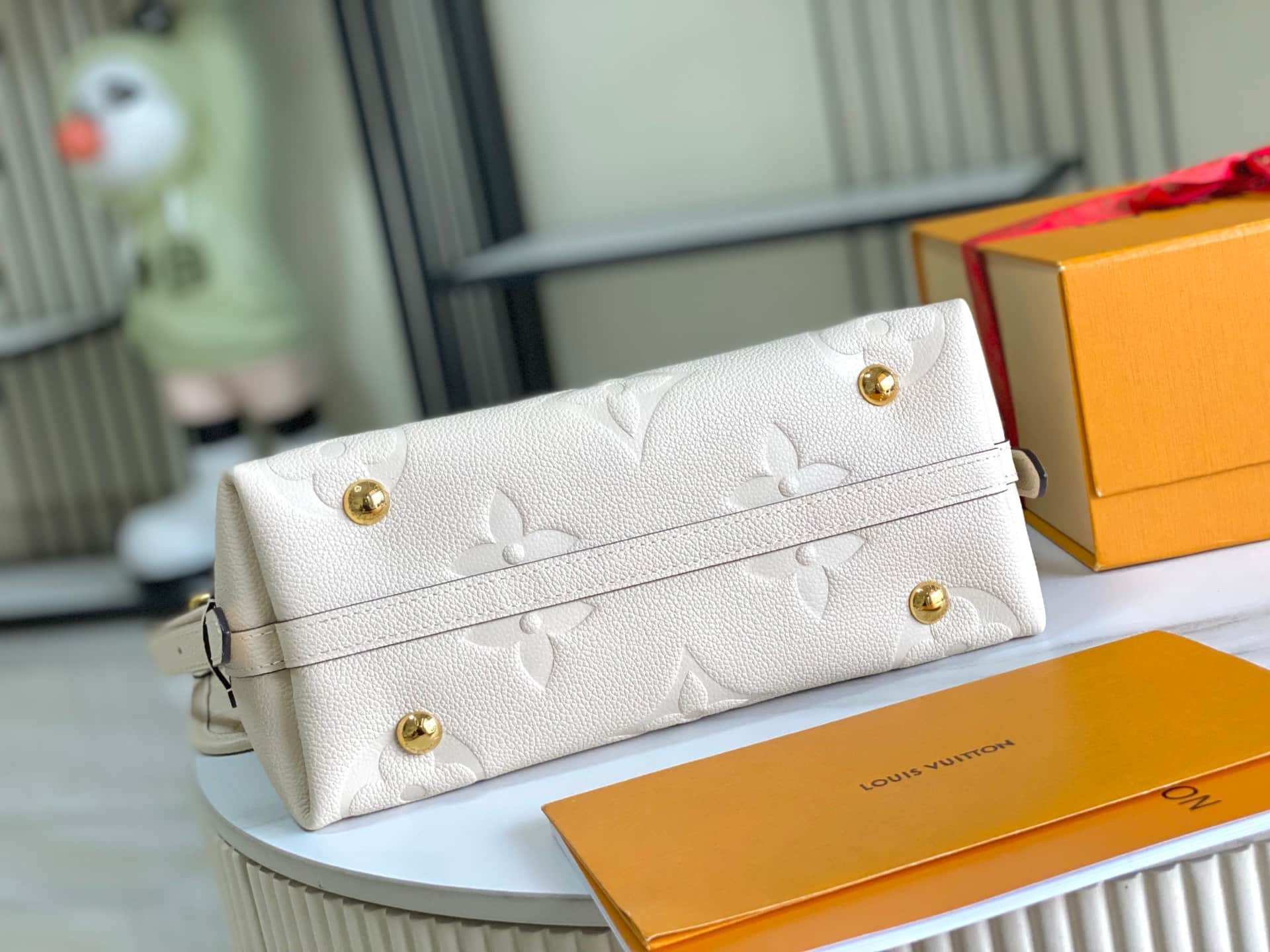 Louis Vuitton CARRYALL PM Crème Beige Embossed supple grained cowhide leather M46293 TOP