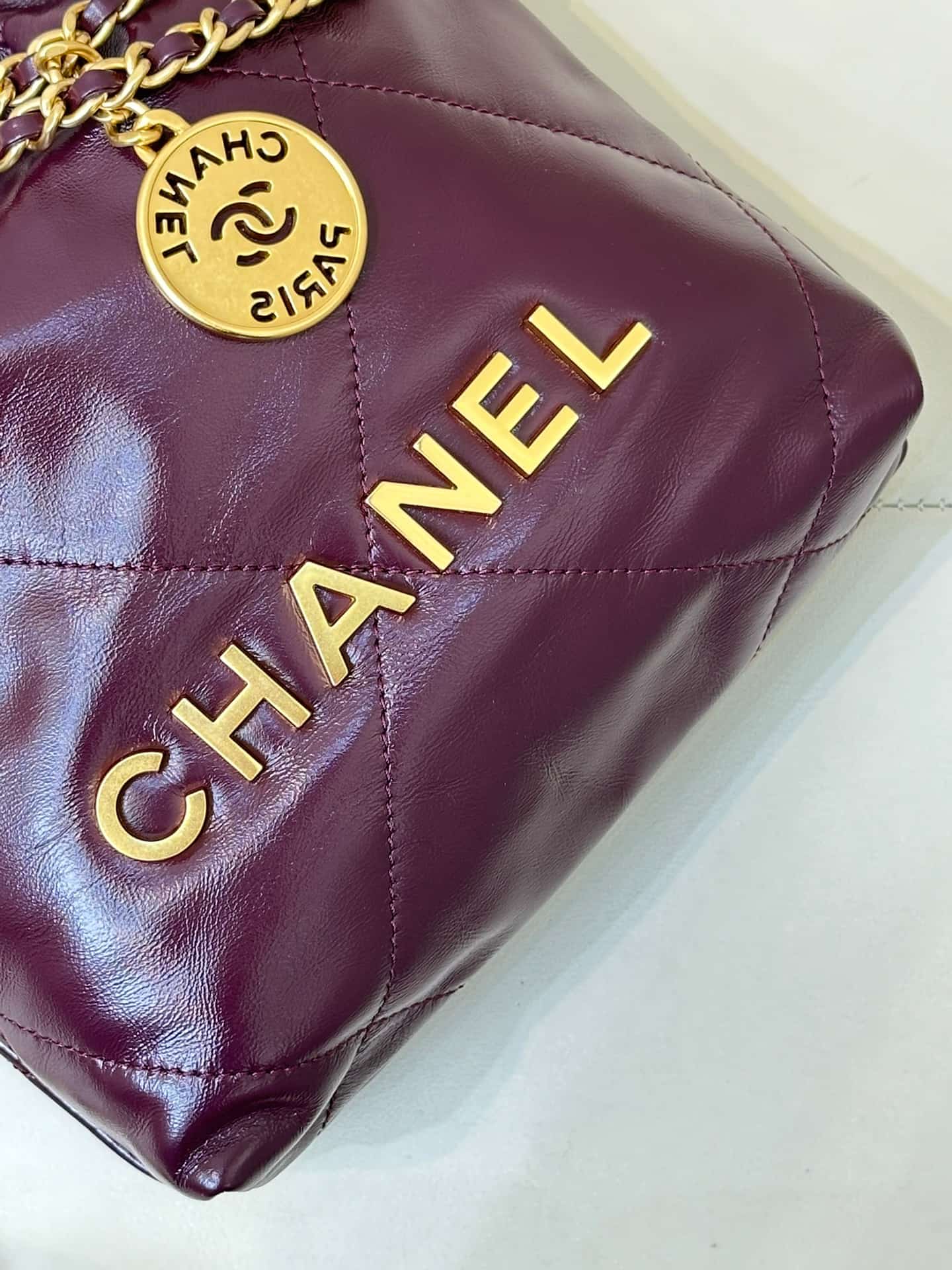 Chanel 22 MINI HANDBAG Shiny Calfskin Burgundy & Gold-Tone Metal AS3980 TOP