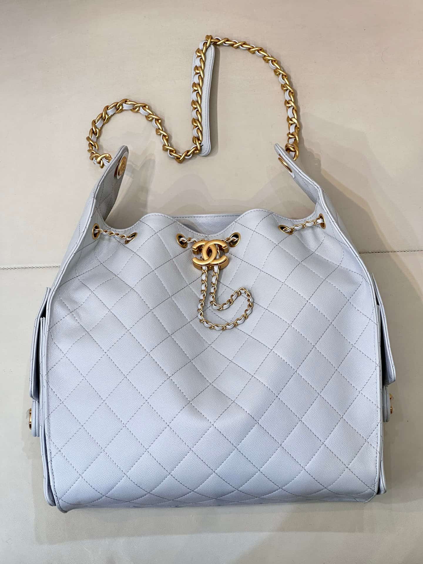 Chanel 25 Medium Hobo handbag AS5311 Grained Calfskin & Gold-tone Metal Light Grey TOP