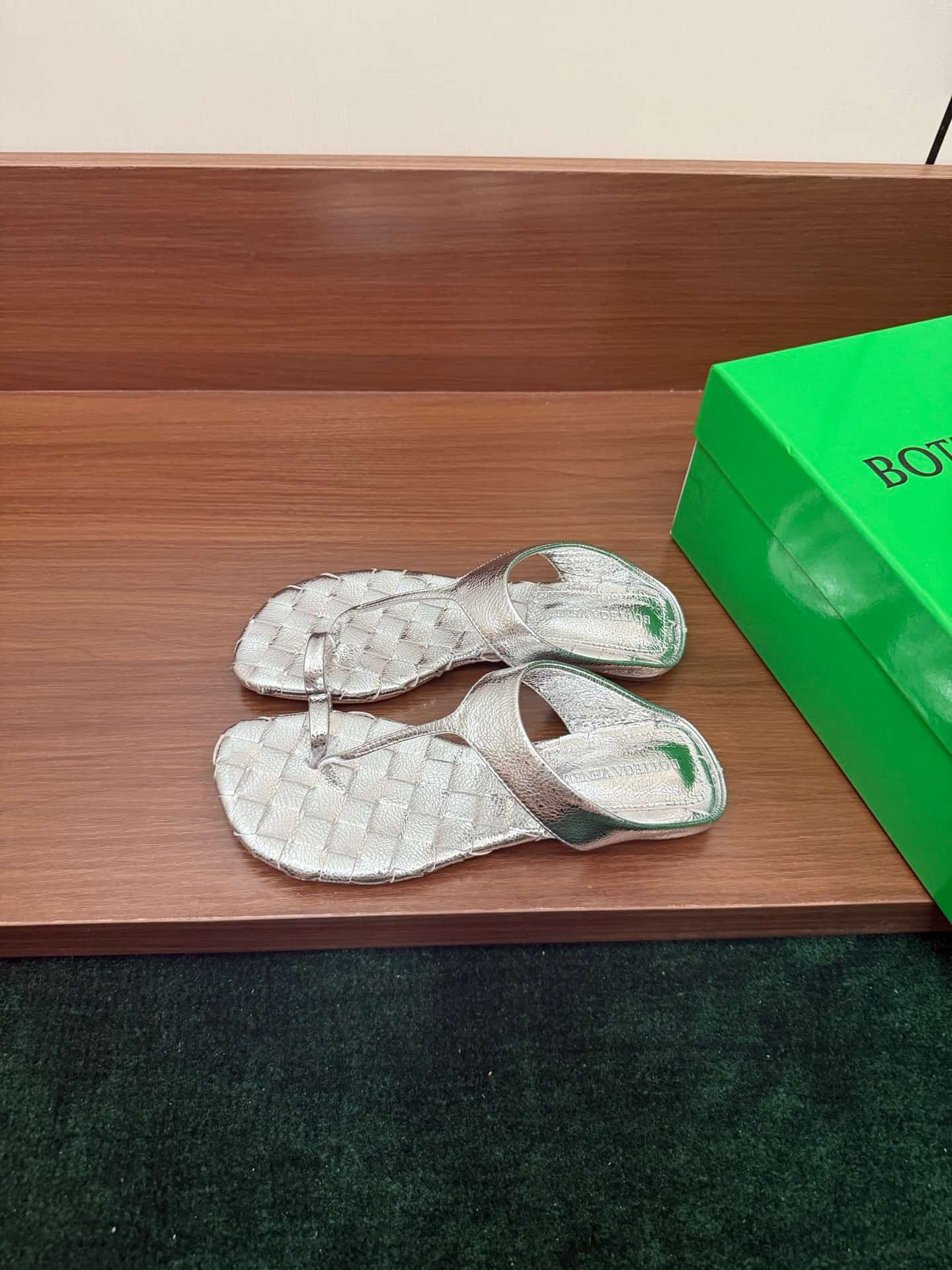 Bottega Veneta Livia Flat Thong Sandal Shoes Women