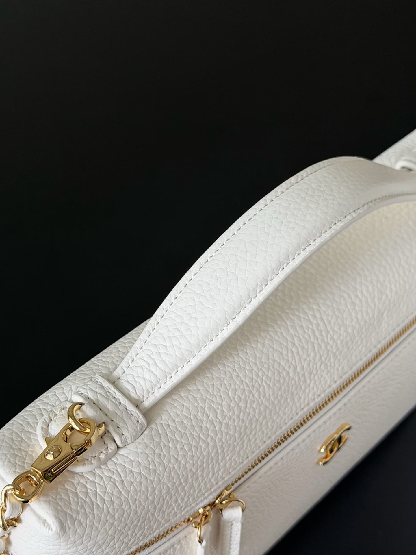 Chanel Large Vanity with chain Grained Calfskin & Gold-Tone Metal White AS5348 A