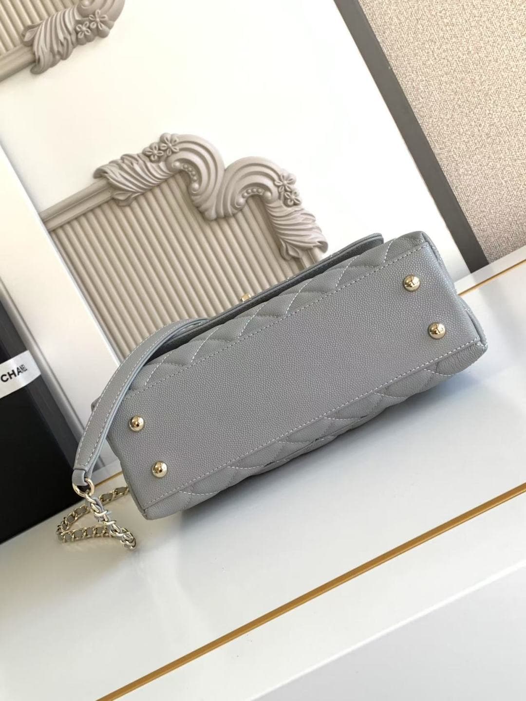 FLAP BAG WITH TOP HANDLE Grained Calfskin & Gold-Tone Metal A92990 Light-Grey Binding A