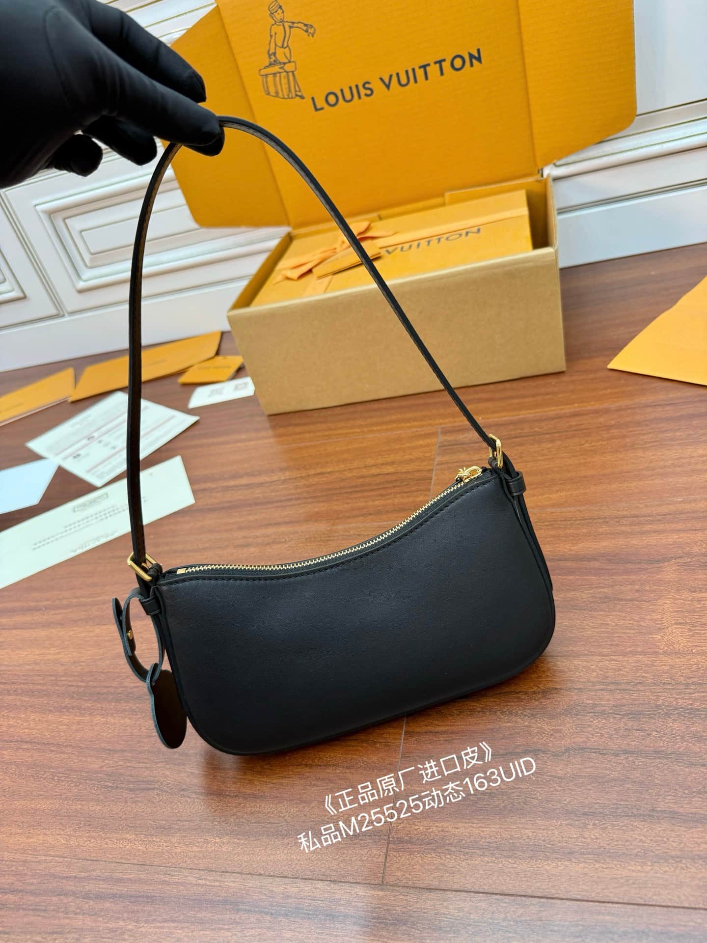 Louis Vuitton Pochette LV Bloom M25525 Calfskin leather Black TOP