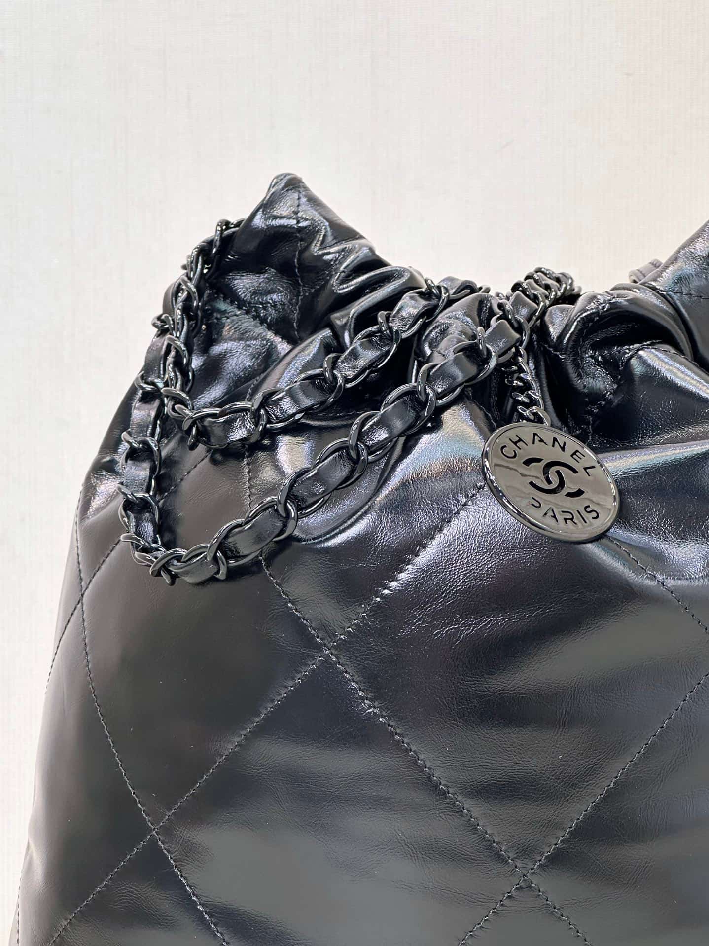 Chanel 22 Small handbag Shiny calfskin & Black-tone metal AS3260 Black TOP