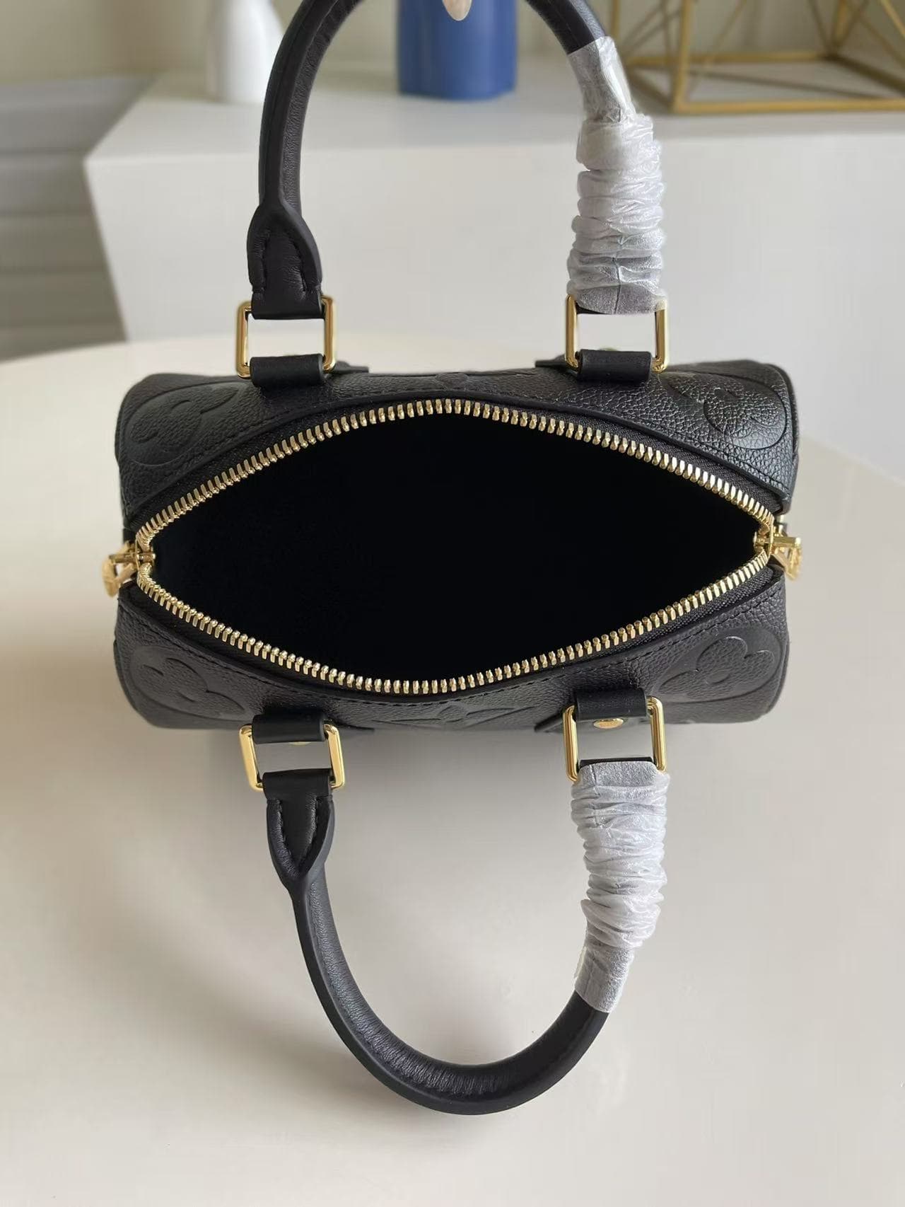 Louis Vuitton SPEEDY BANDOULIÈRE 20 Embossed grained cowhide leather M58953 Black High