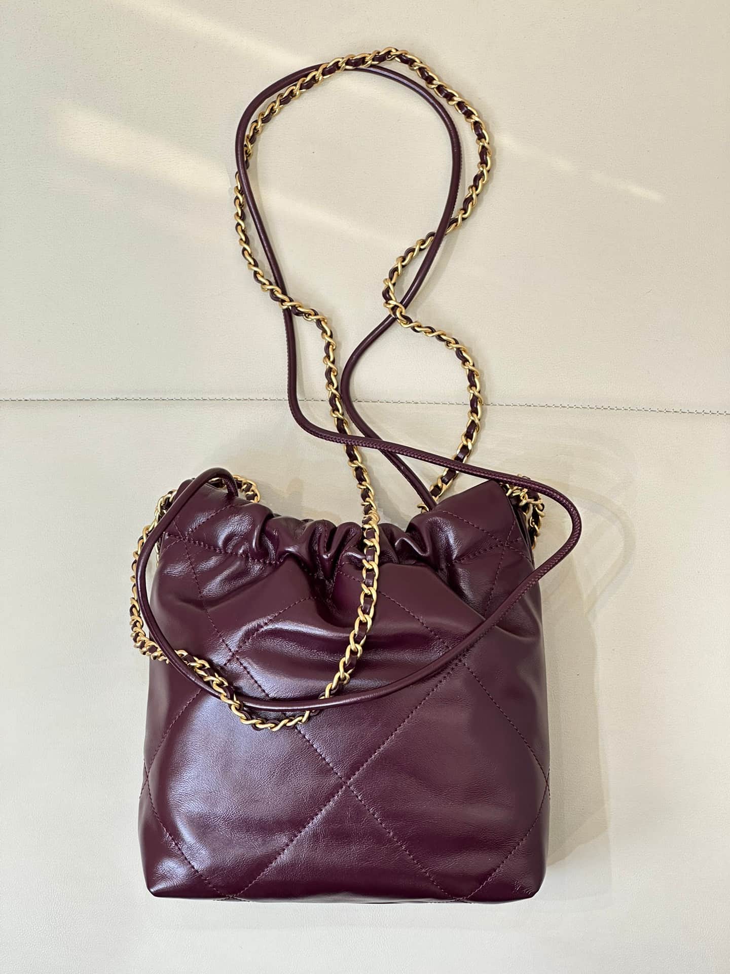 Chanel 22 MINI HANDBAG Shiny Calfskin Burgundy & Gold-Tone Metal AS3980 TOP