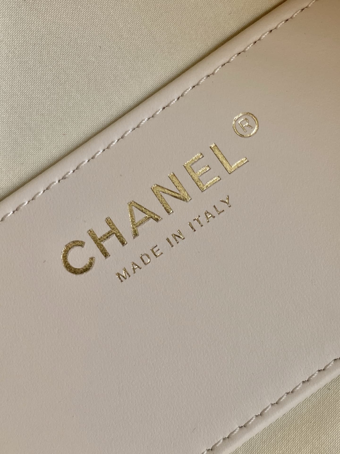 Chanel 25 Mini Hobo handbag AS5631 Grained calfskin & gold-tone metal White A