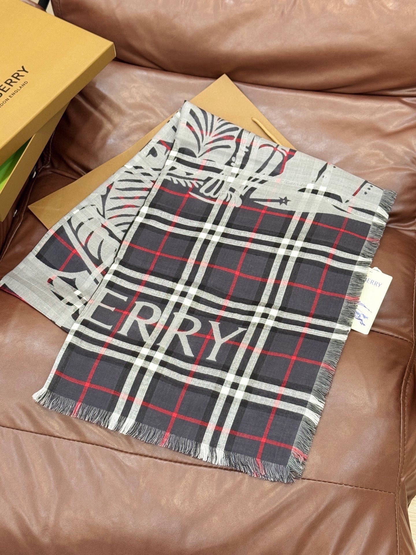 Burberry scarf featuring  check pattern and equestrian knight motif