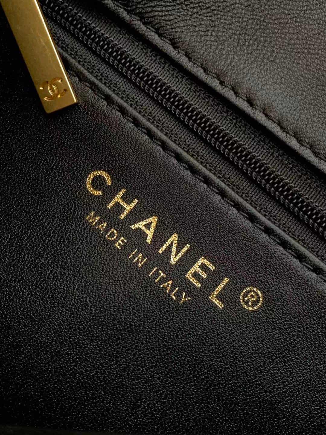 Chanel Mini Shearling Flap Bag in Black lambskin with grey shearling & Gold-Tone Metal AS5148 A