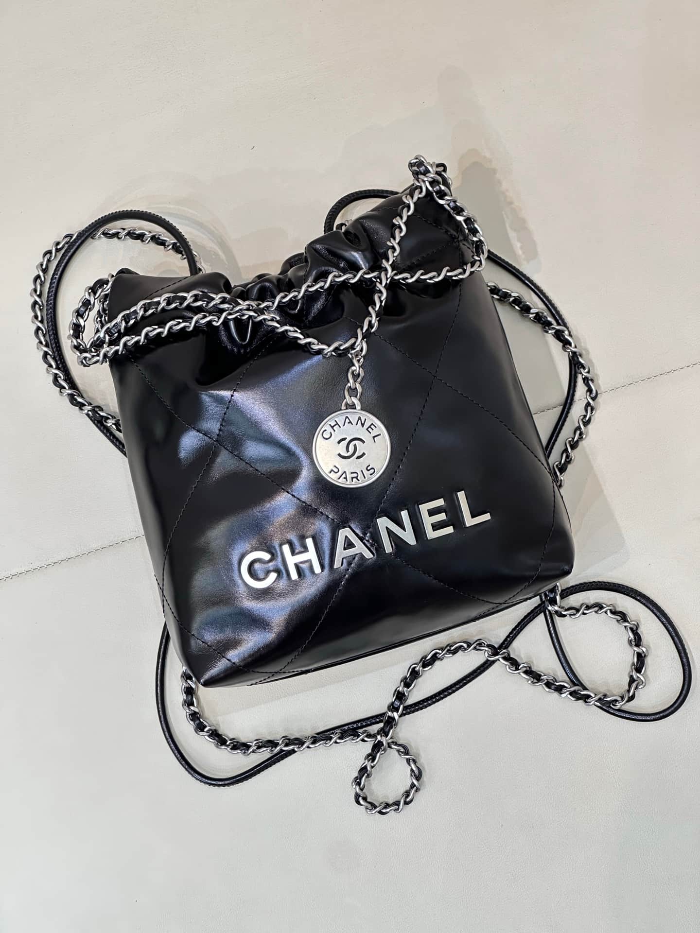 Chanel 22 MINI HANDBAG Shiny Calfskin Black &Silver-Tone Metal AS3980 TOP