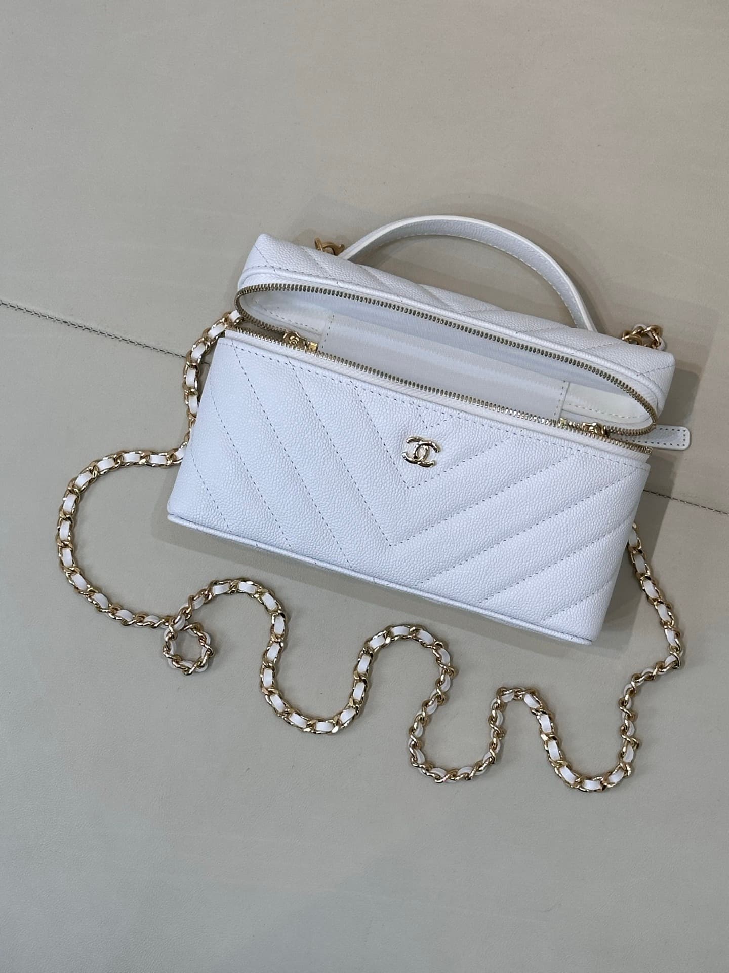Chanel Vanity with Chain Grained Shiny Calfskin & Gold-Tone Metal White AP5212 TOP