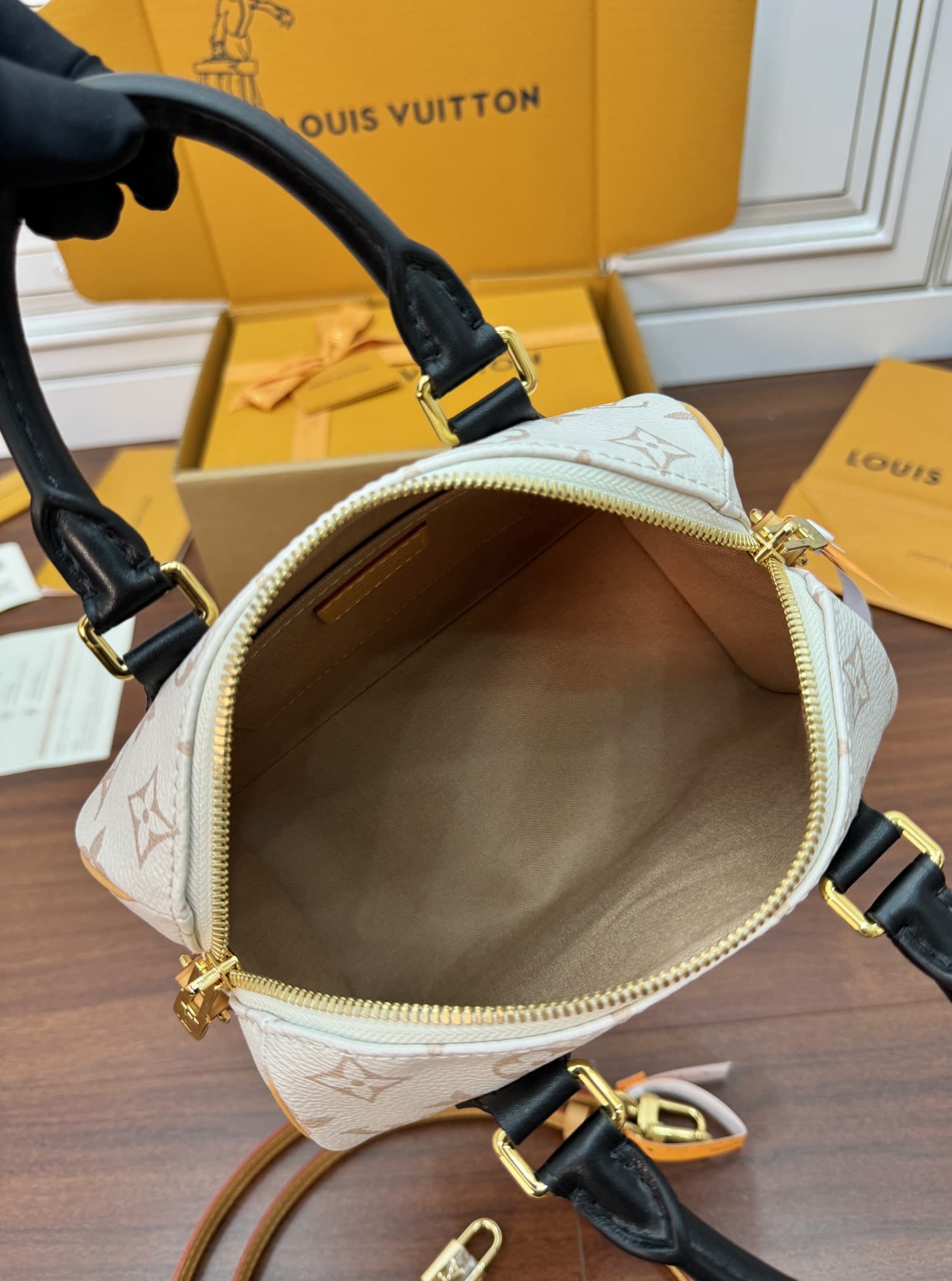 Louis Vuitton Speedy Bandoulière 20 Monogram coated canvas M46906 Top