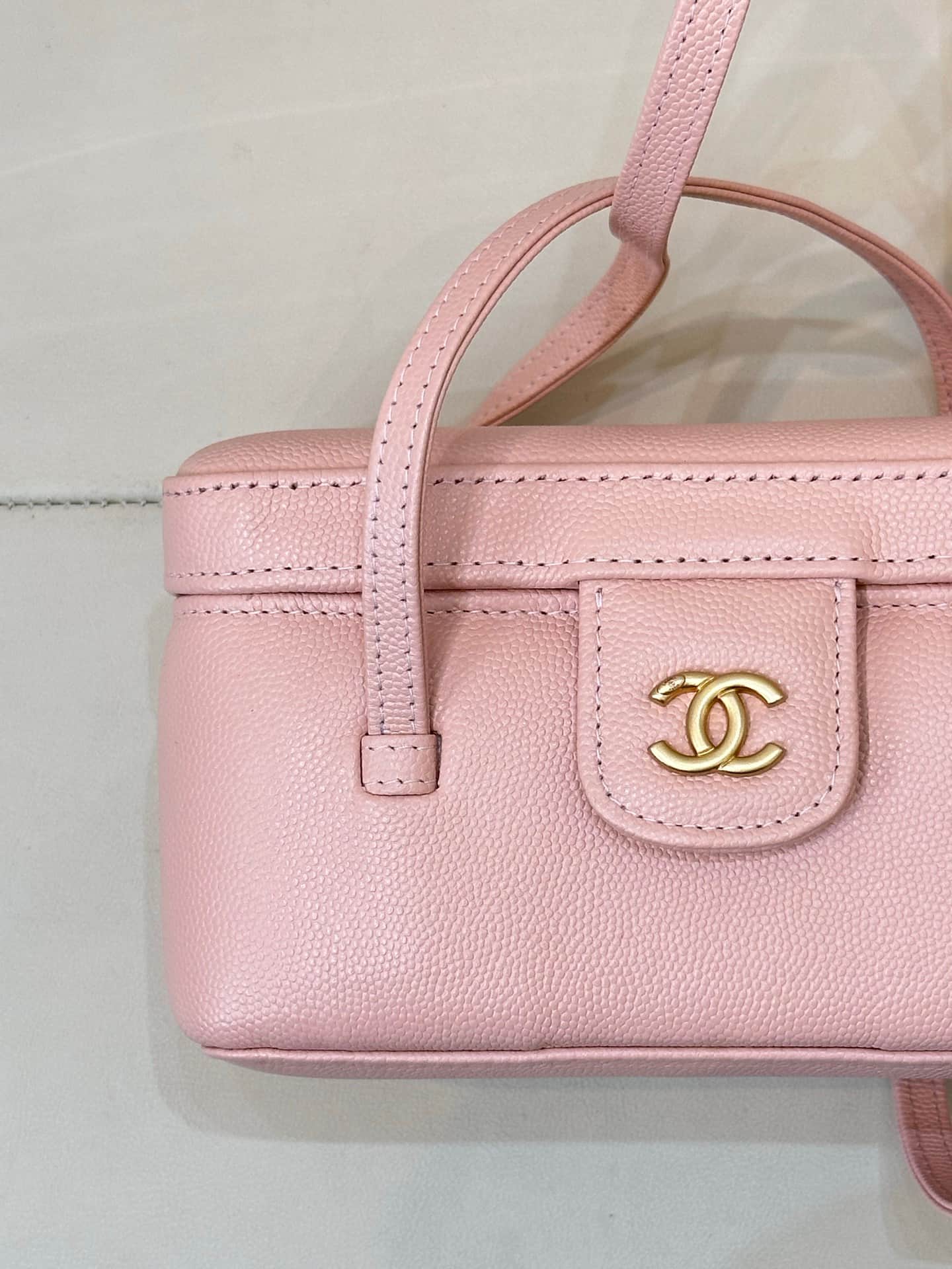 Chanel Long Vanity with Leather Strap Grained Shiny Calfskin & Gold-Tone Metal Light Pink AP5067 TOP