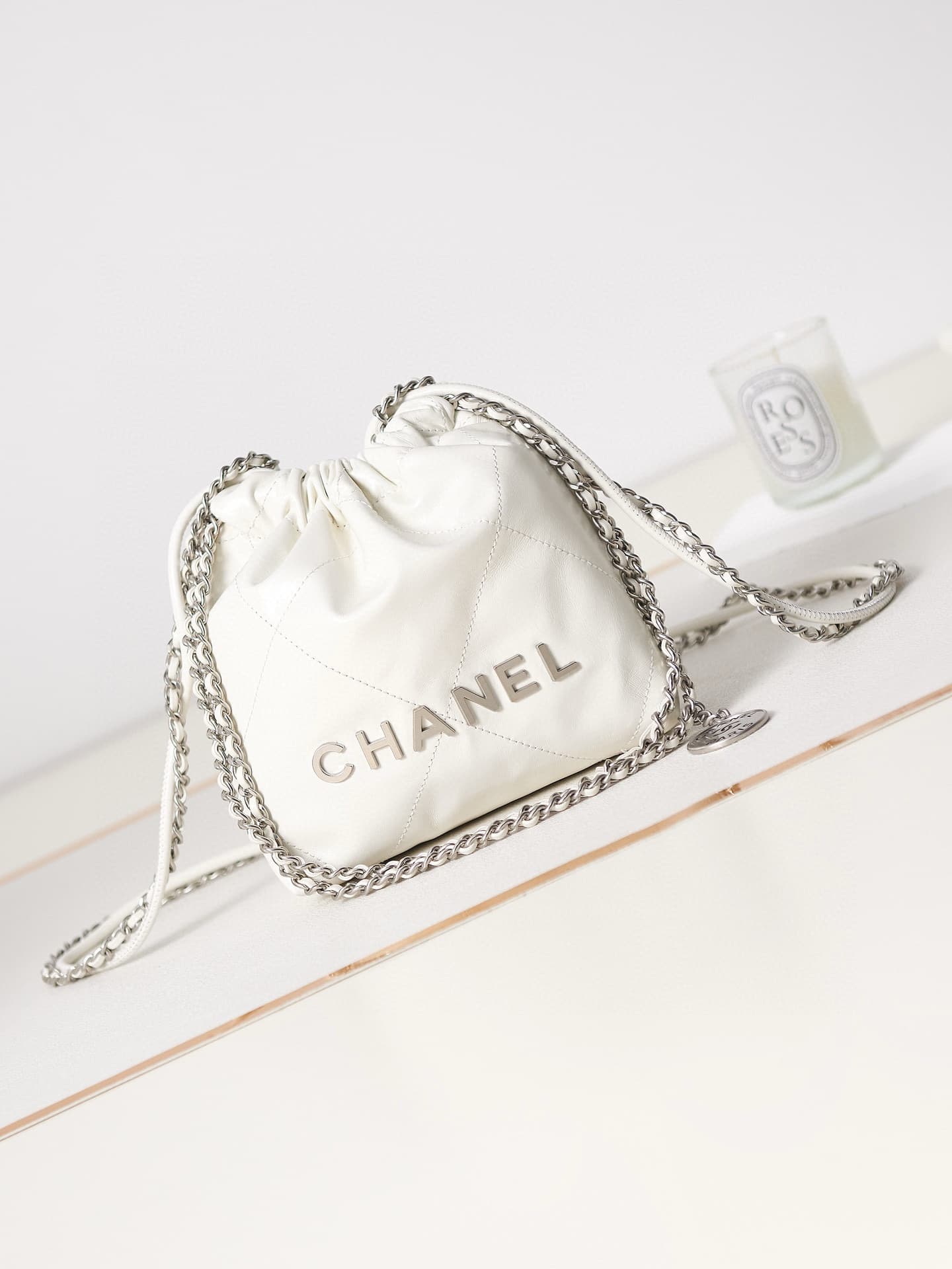 Chanel 22 MINI HANDBAG Shiny Calfskin White & Silver-Tone Metal AS3980 A