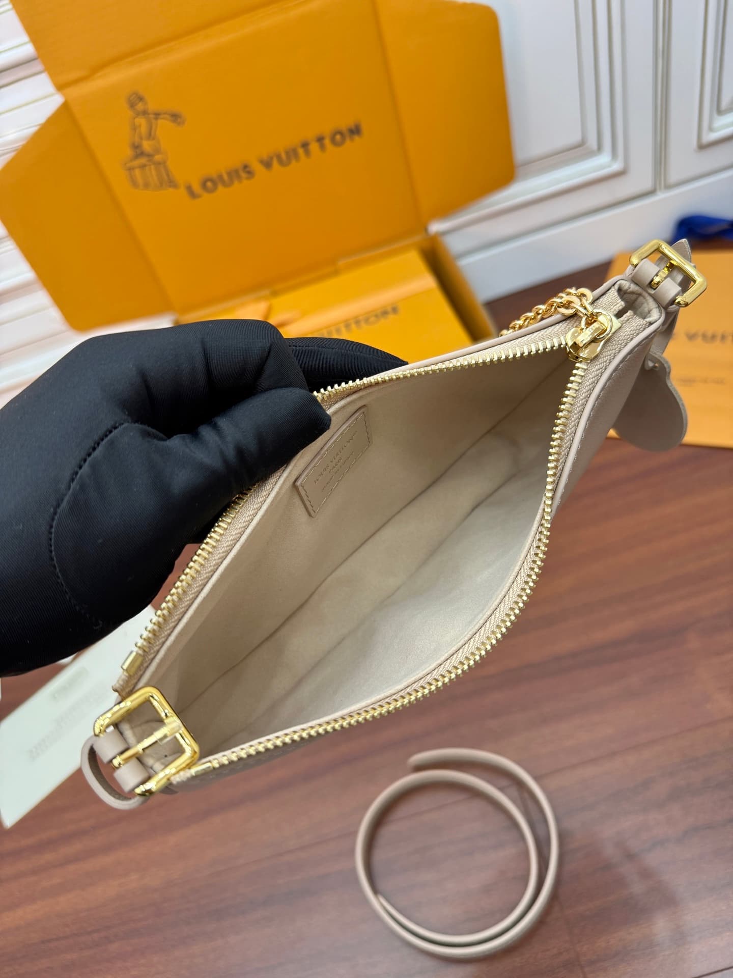 Louis Vuitton Pochette LV Bloom M25784 Calfskin leather Sand TOP