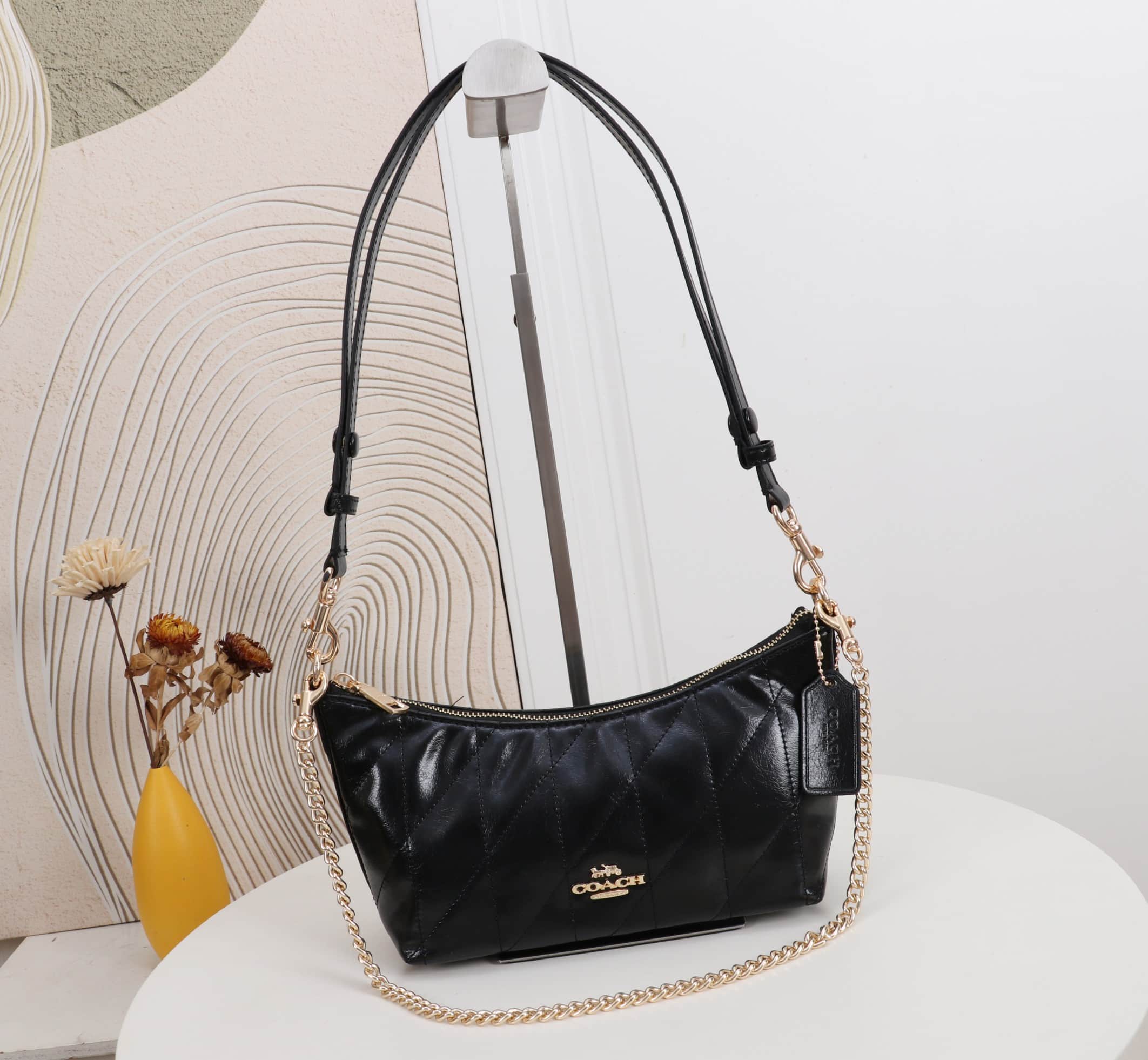 Coach Caitlin Shoulder Bag With Quilting Glazed leather/Gold/Black High