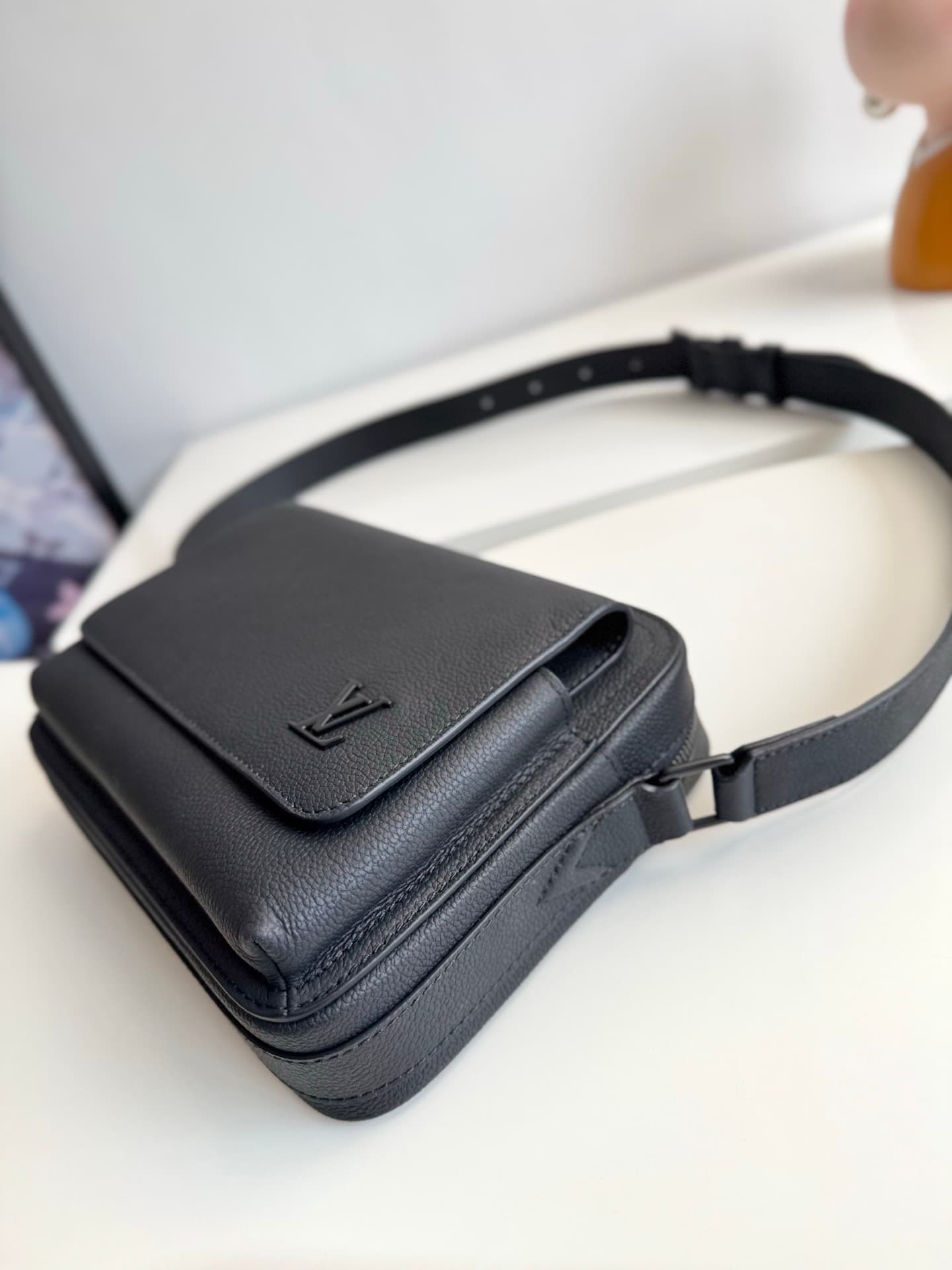 Louis Vuitton Boarding Messenger M15265 Black High