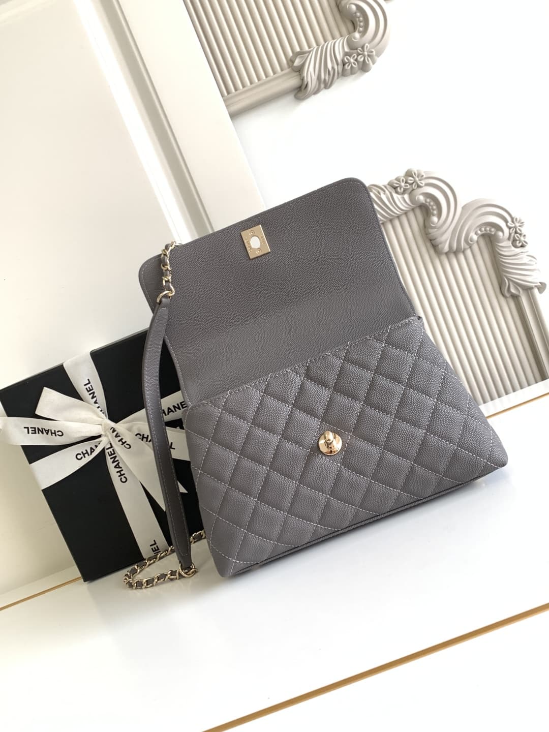 FLAP BAG WITH TOP HANDLE Grained Calfskin & Gold-Tone Metal A92990 Grey Binding A