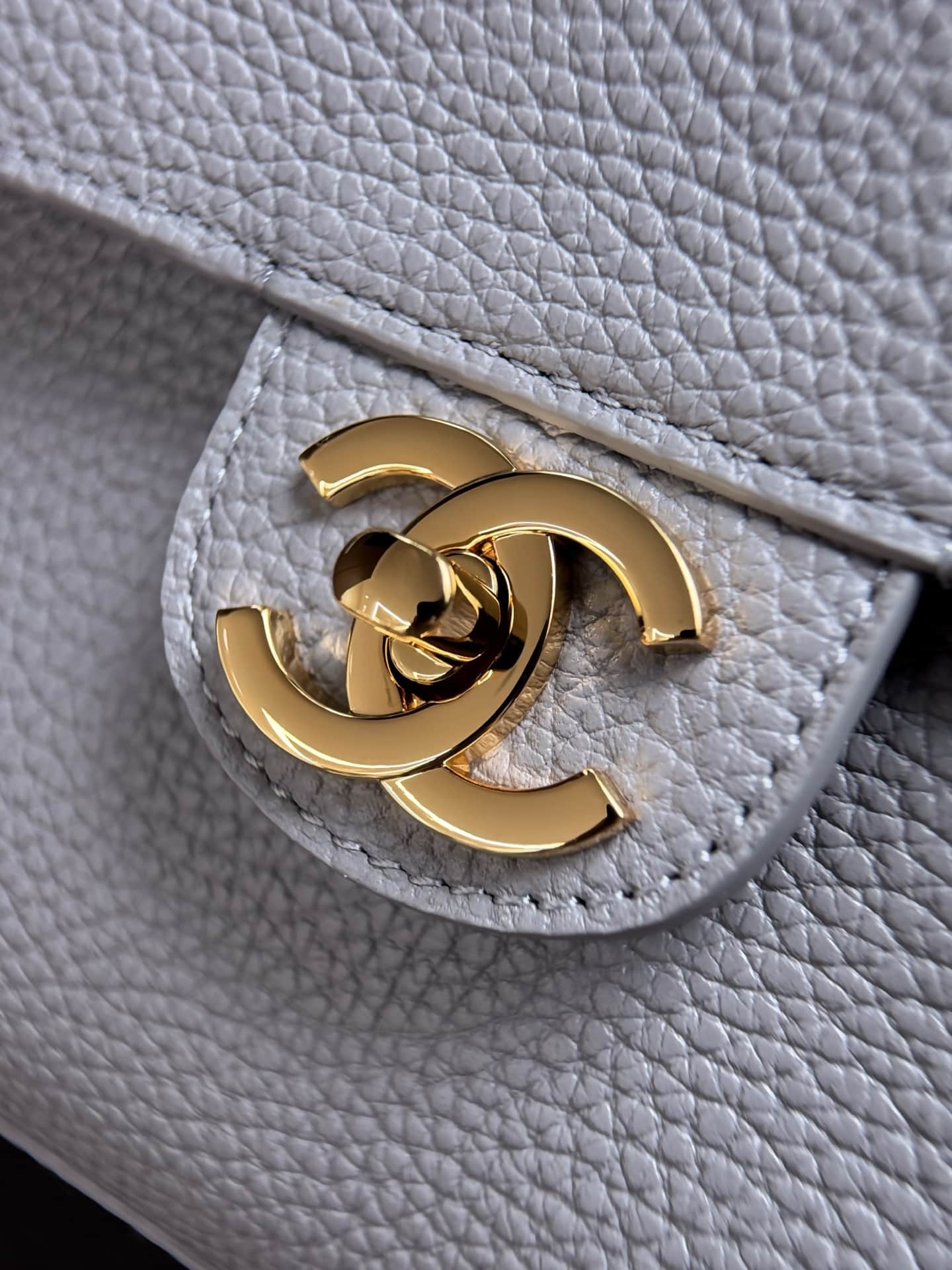 Chanel Maxi Flapbag Grained Calfskin & Gold-Tone Metal Light Grey AS6231 A