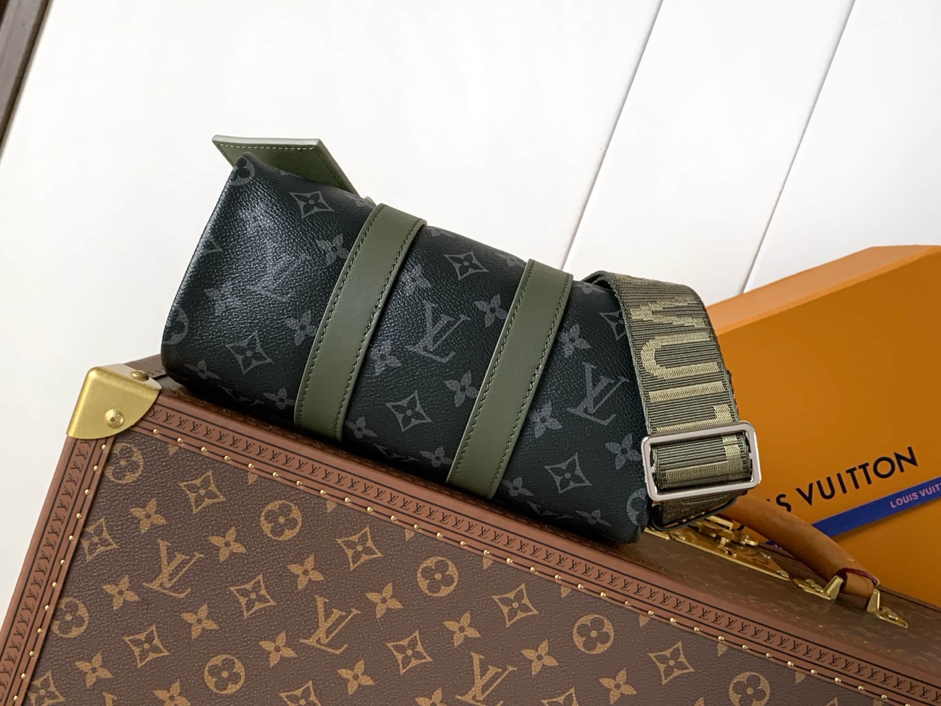 Louis Vuitton Keepall Bandoulière 25 Khaki Green Monogram Eclipse coated canvas M28638 High