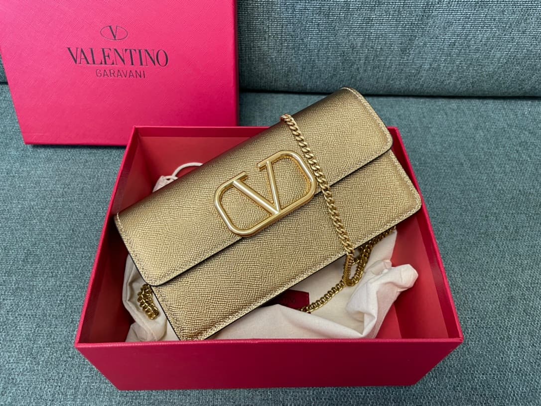 Valentino Garavani VLogo signature wallet on chain bag Grainy Calfskin Gold High