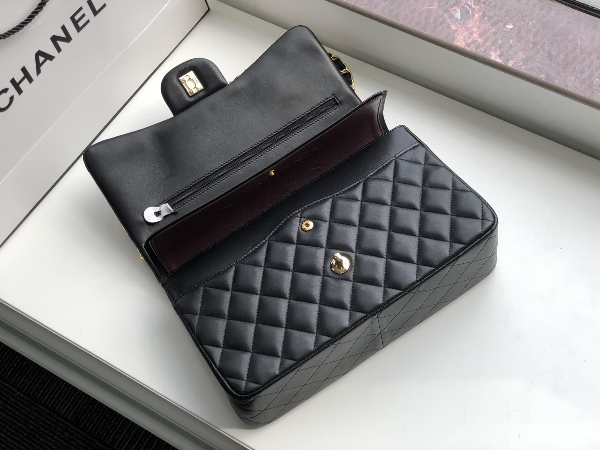 Large CLASSIC HANDBAG Lambskin Gold Metal Black A
