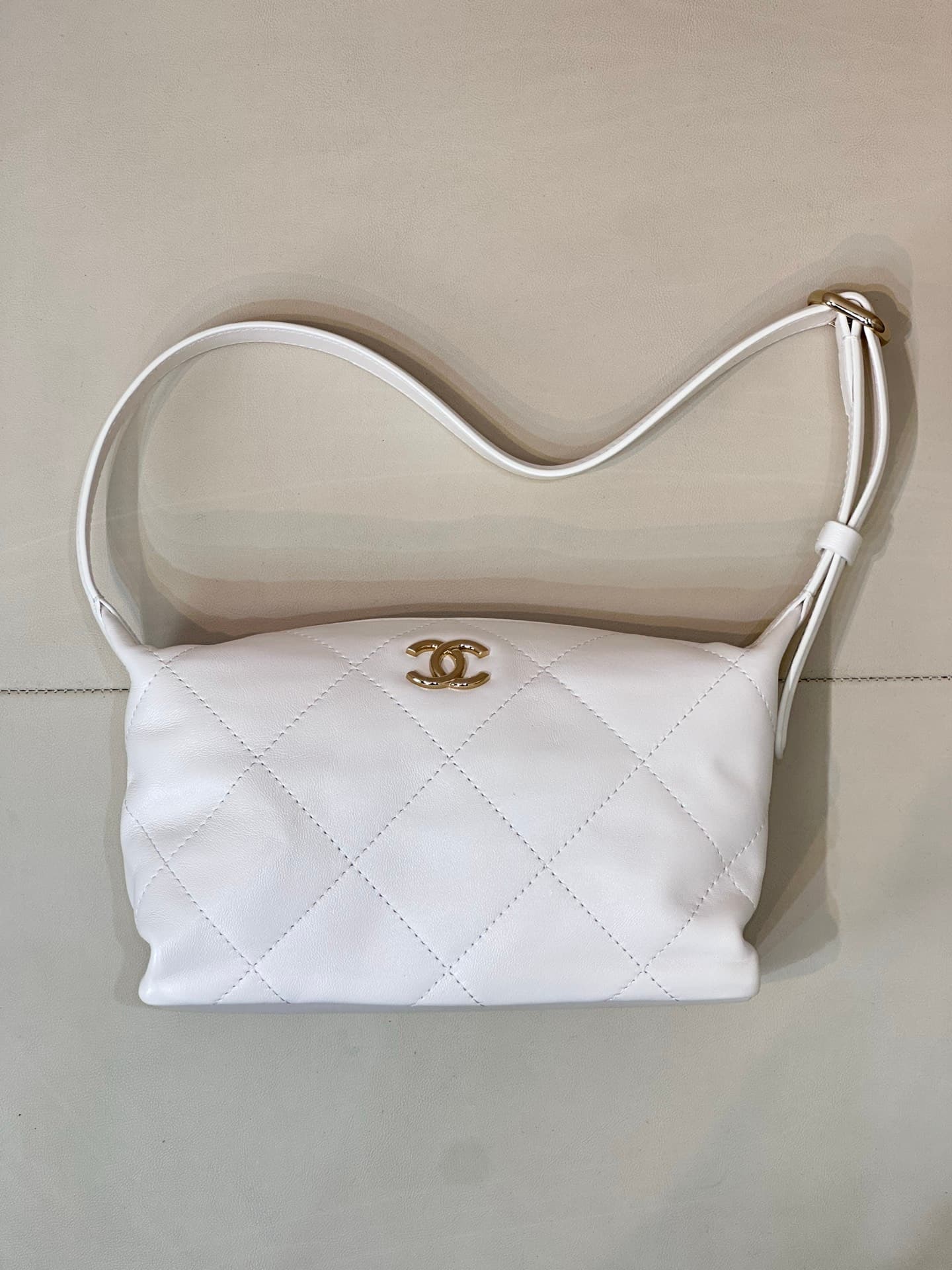 Chanel Hobo Bag Shiny Lambskin & Gold-Tone Metal AS6138 White TOP