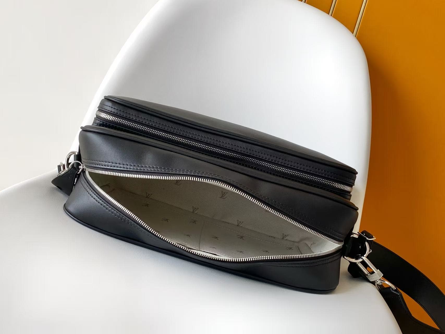 Louis Vuitton Nil XL Messenger Bag Calf leather M27999 High