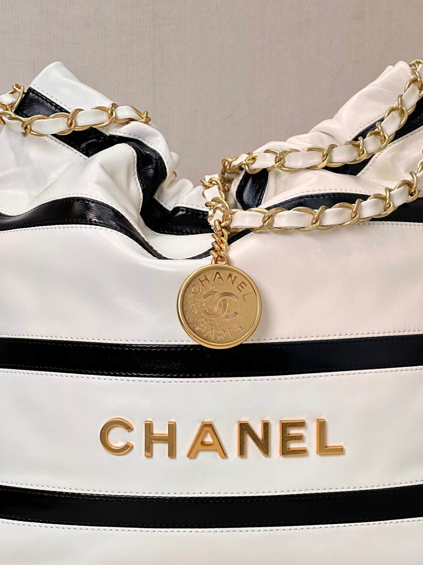 Chanel 22 Small handbag Shiny calfskin & Gold-tone metal AS3260 Black with White TOP