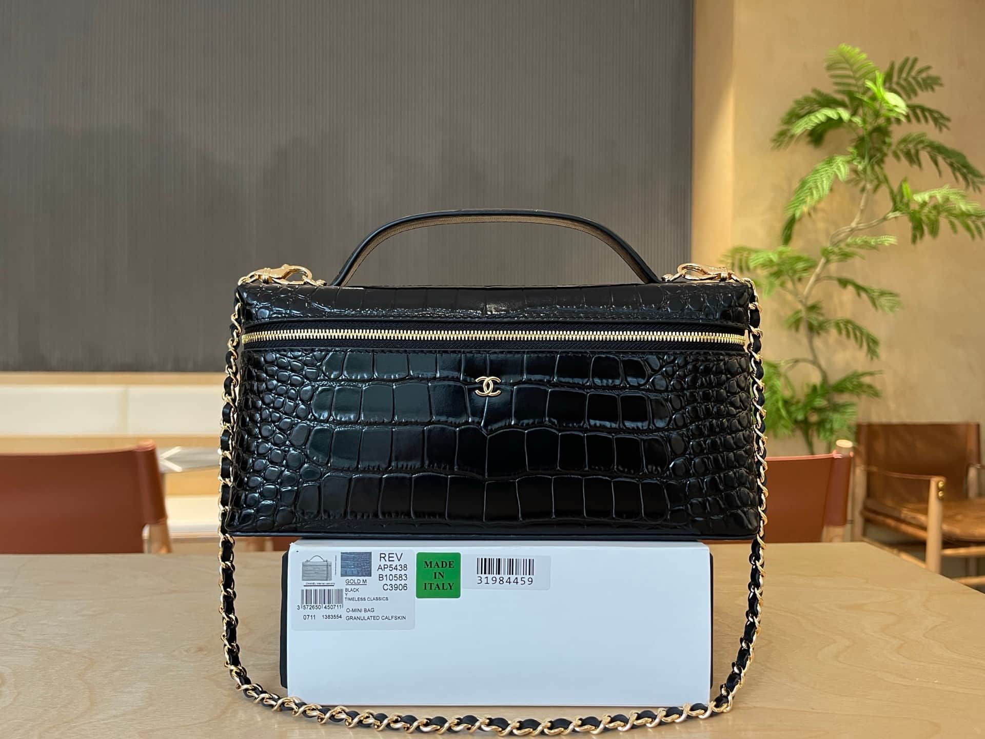 Chanel Vanity with Chain Crocodile-embossed leather& Gold-Tone Metal Black AP5438 A