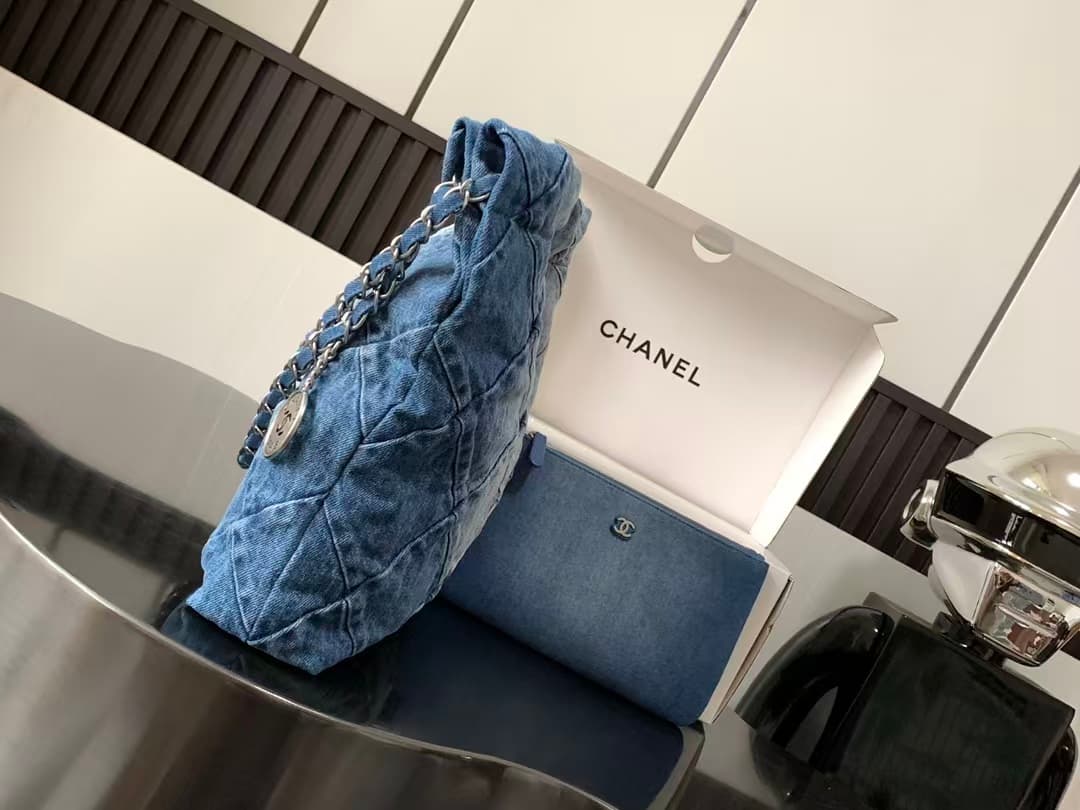 Chanel 22 MEDIUM HANDBAG Denim & Silver-Tone Metal AS3261 Gradient High