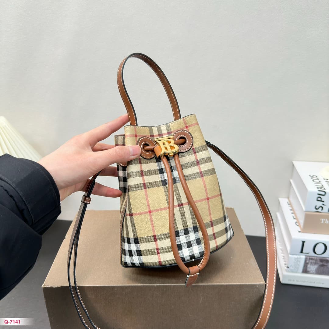 Burberry TB Bucket Bag in Archive beige & briar brown