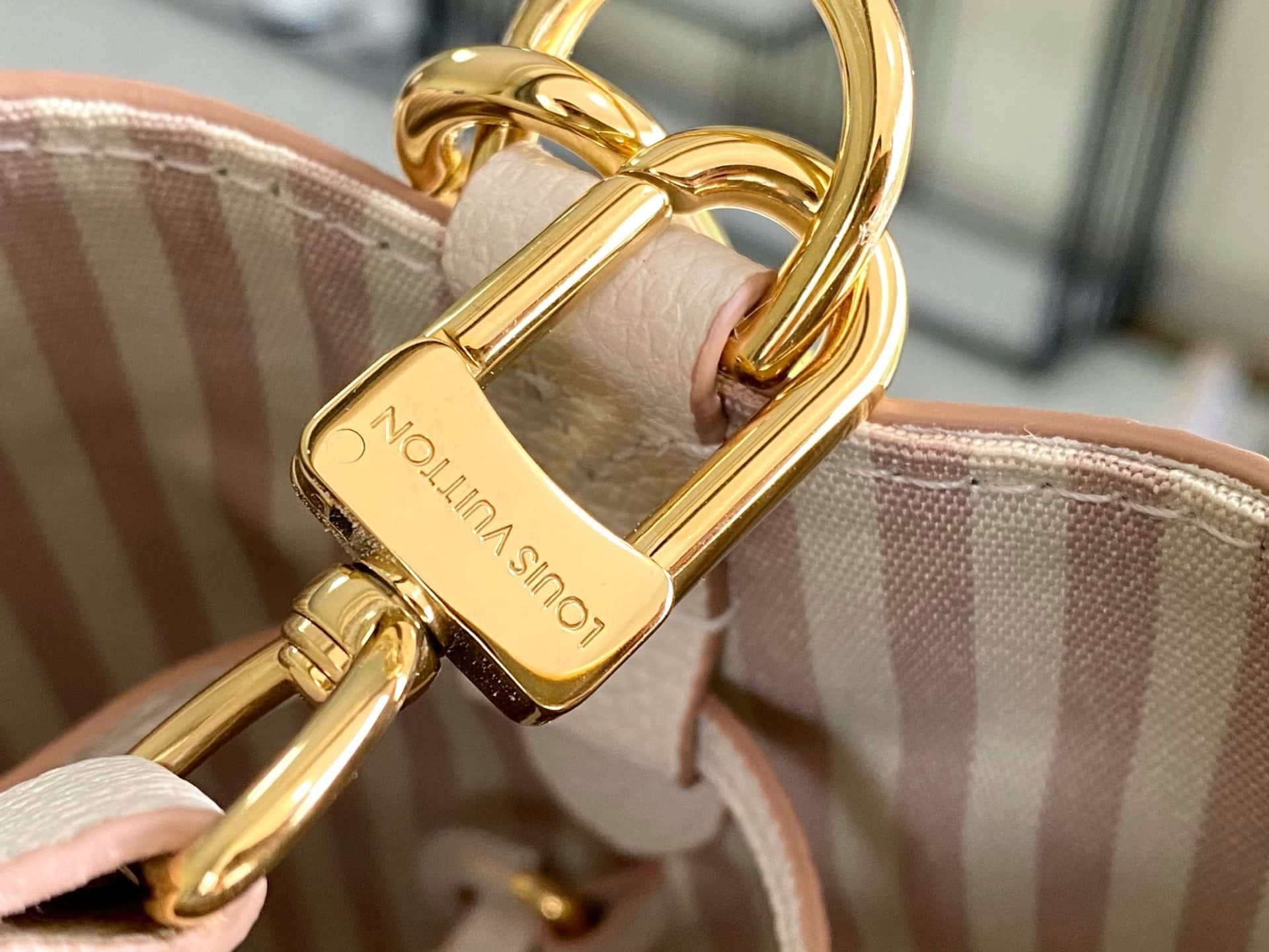 Louis Vuitton NéoNoé MM Eden Debossed grained cowhide leather M14401 TOP