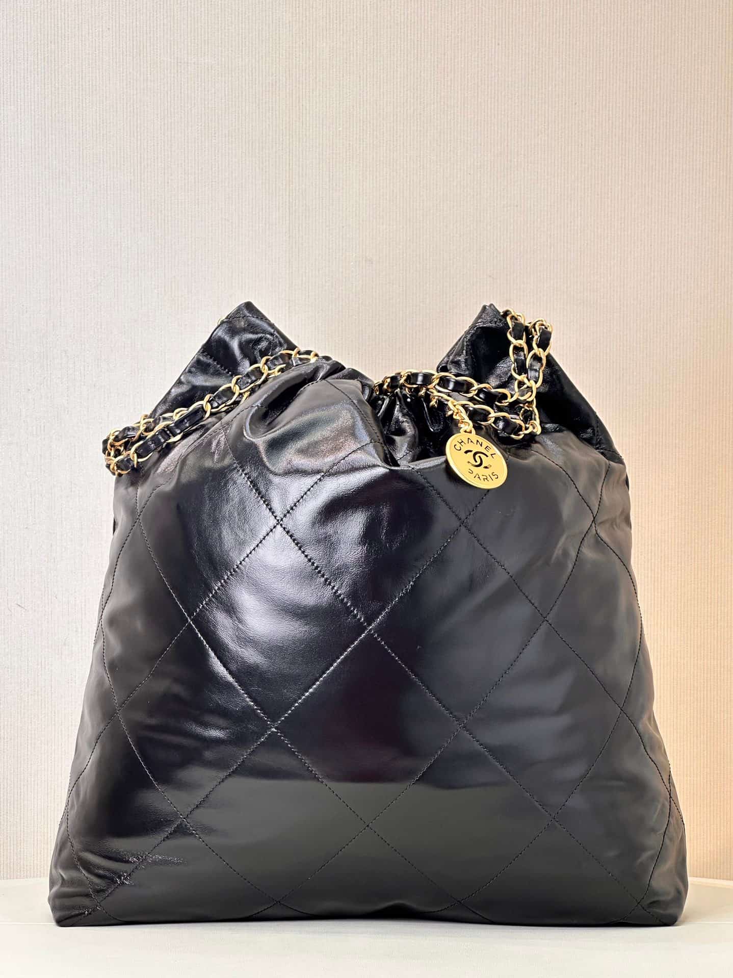 Chanel 22 LARGE HANDBAG Shiny Calfskin & Gold-Tone Metal AS3262 Black TOP