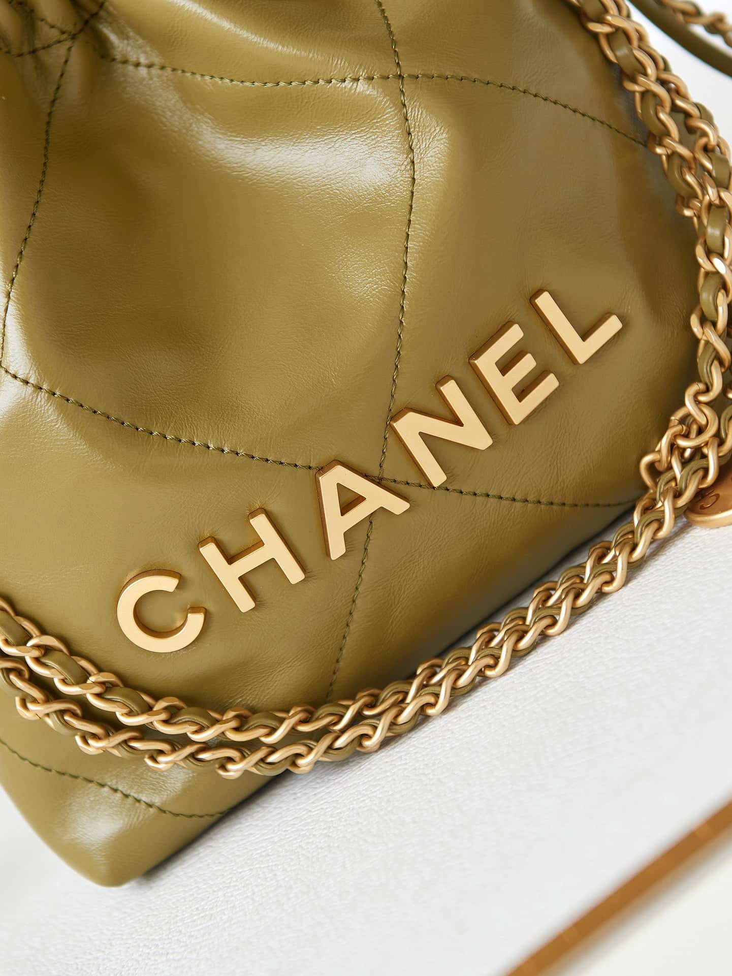 Chanel 22 MINI HANDBAG Shiny Calfskin Brown & Gold-Tone Metal AS3980 A