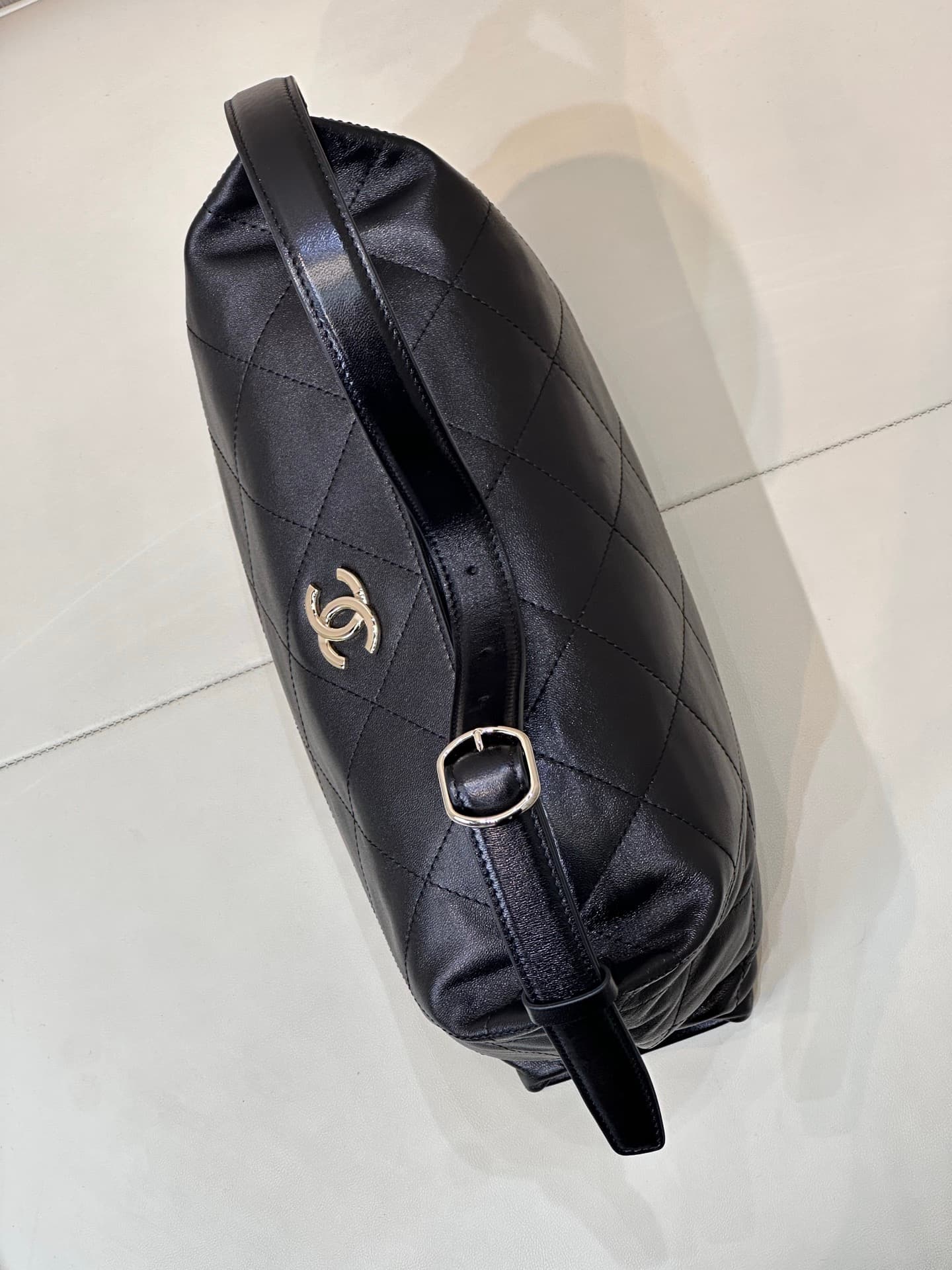 Chanel Maxi Hobo Bag Shiny Lambskin & Gold-Tone Metal AS6139 Black TOP