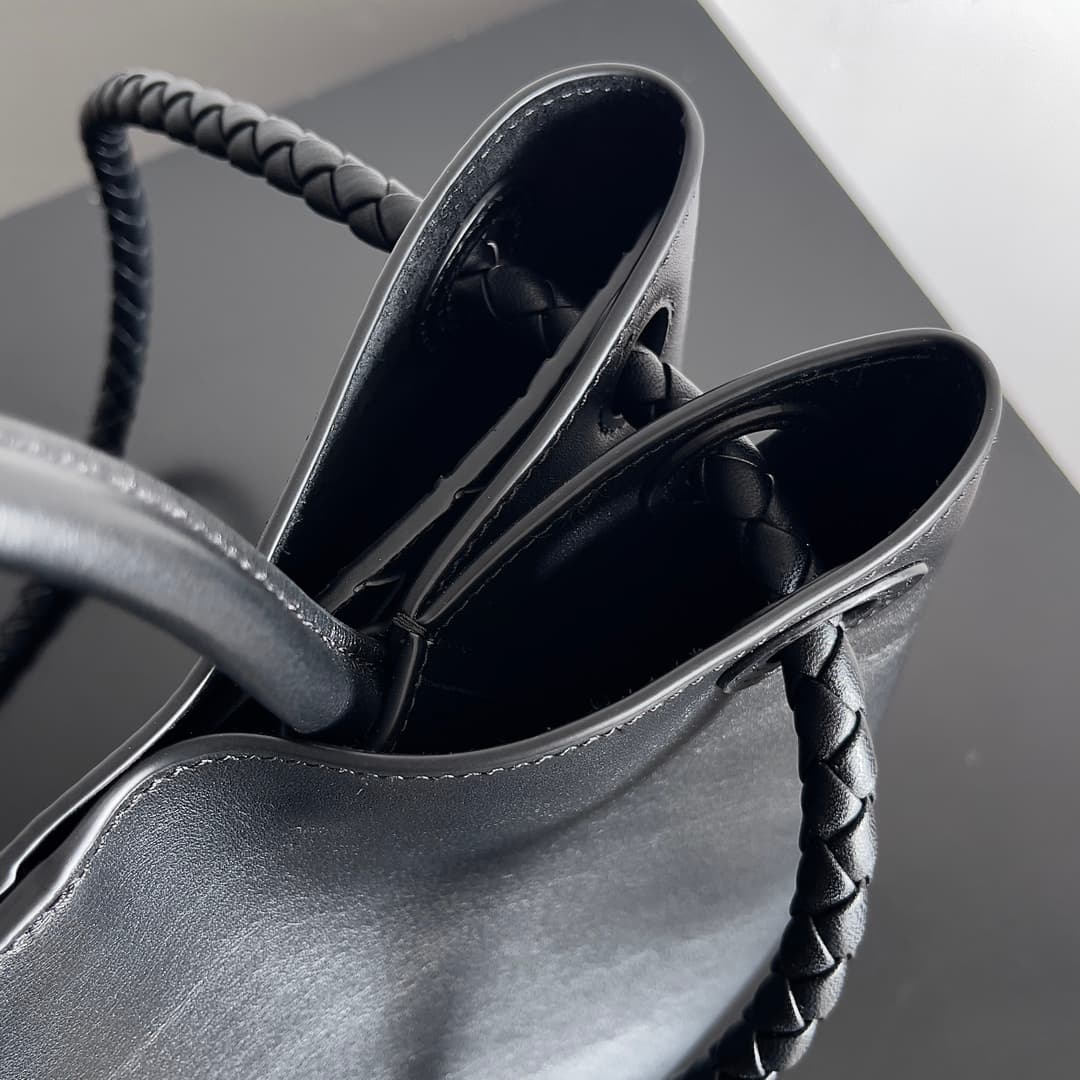 Bottega Veneta Andiamo tote bag in black calfskin leather TOP
