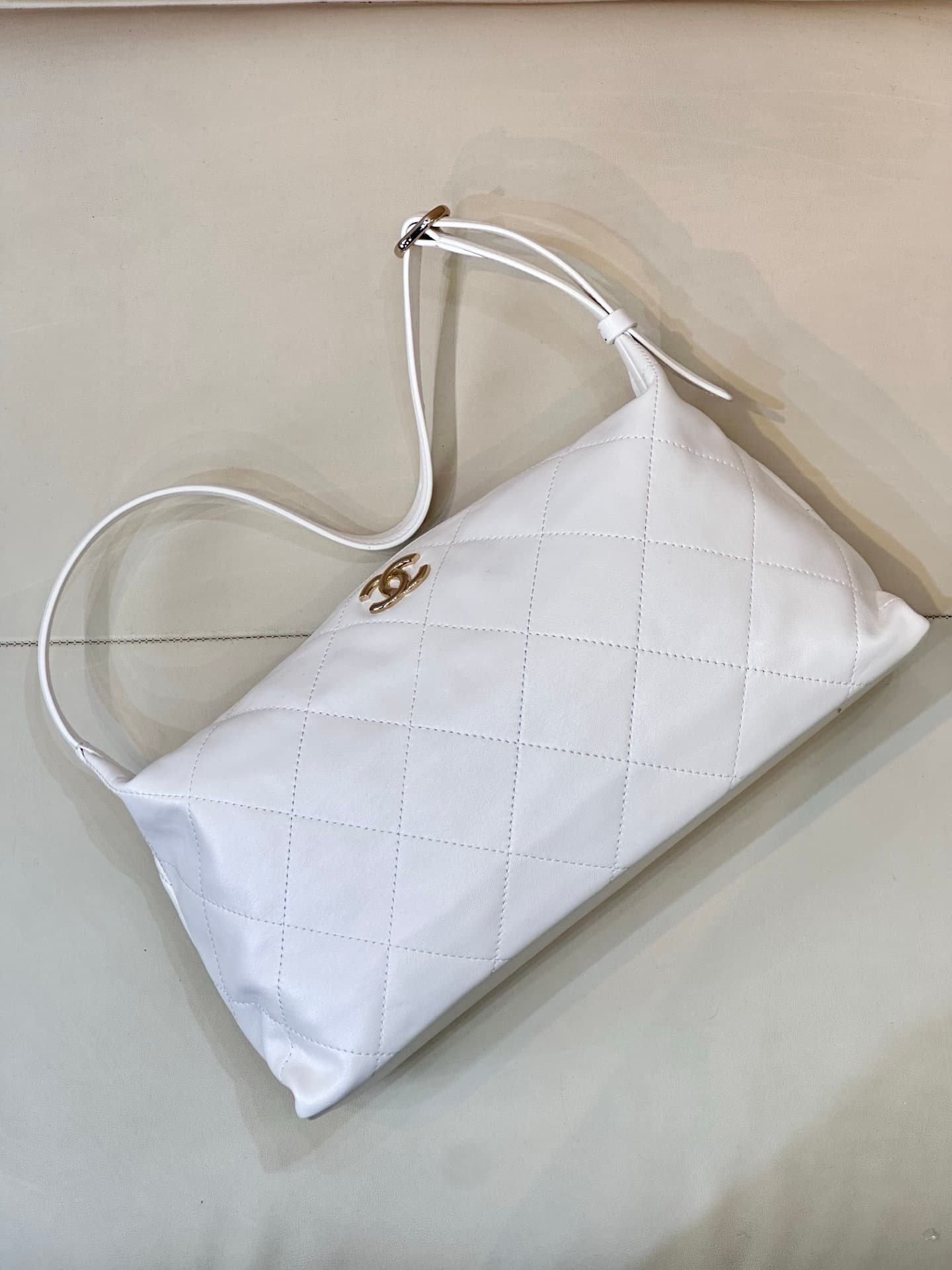 Chanel Maxi Hobo Bag Shiny Lambskin & Gold-Tone Metal AS6139 White TOP