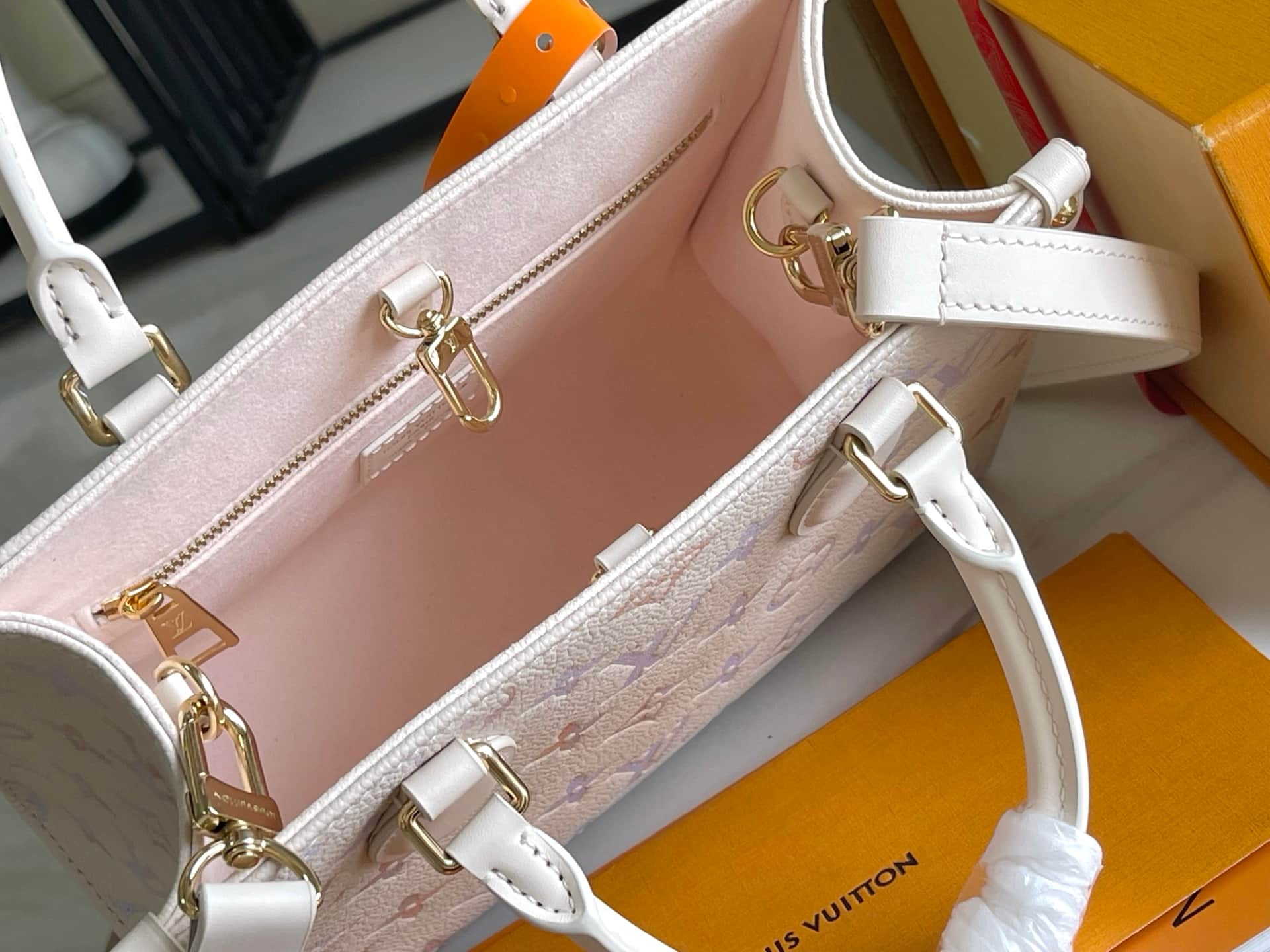 Louis Vuitton OnTheGo PM Embossed grained cowhide leather M25770 Dream Cream TOP