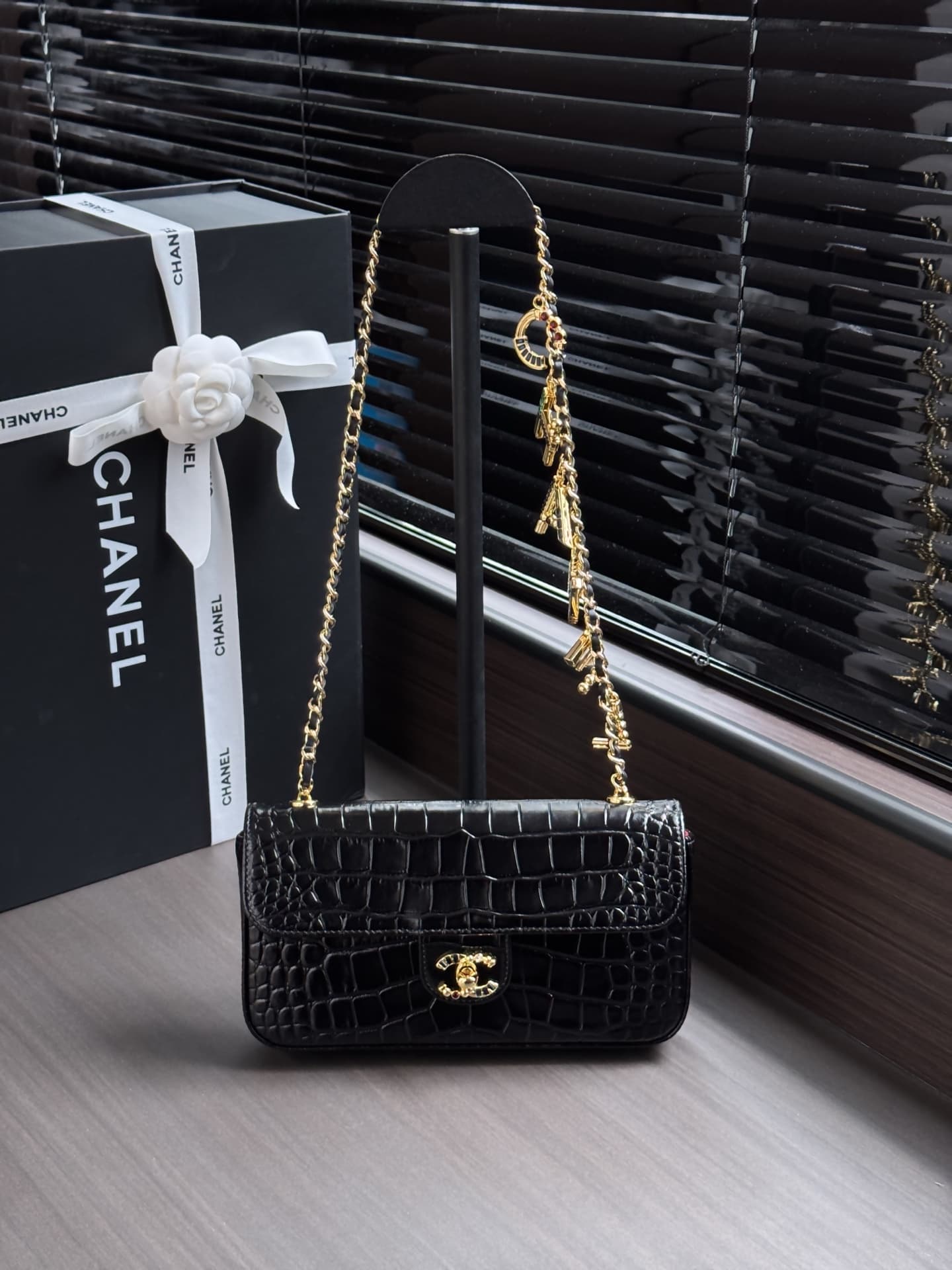 Chanel Flap Bag crocodile-embossed calfskin& Gold-Tone Metal Black AS6340 A