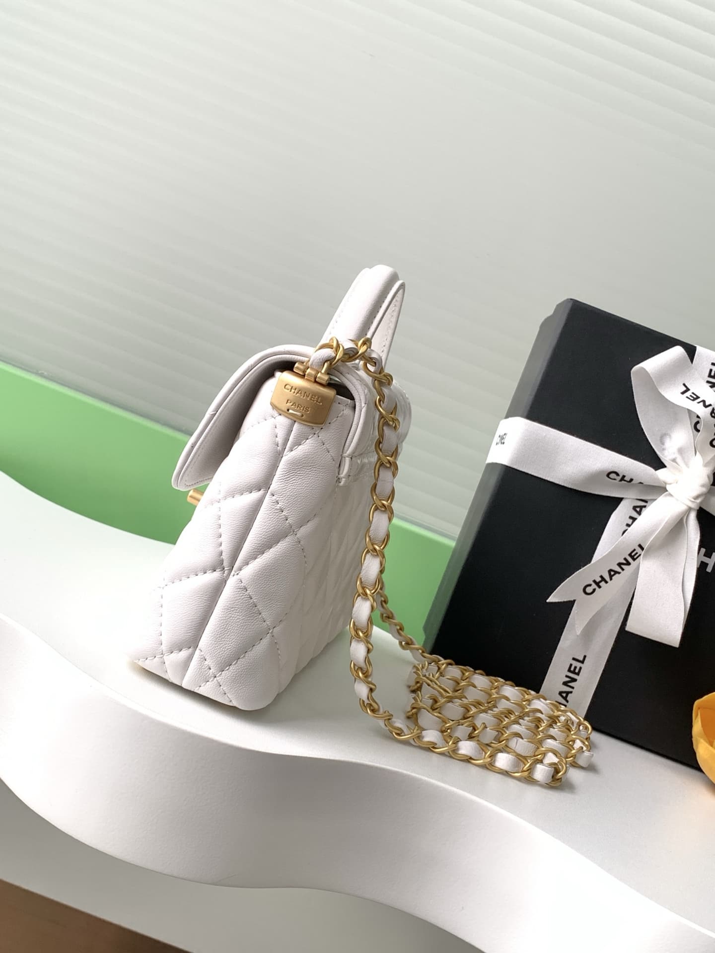 SMALL FLAP BAG WITH TOP HANDLE Lambskin Gold-Metal AS5355 White A
