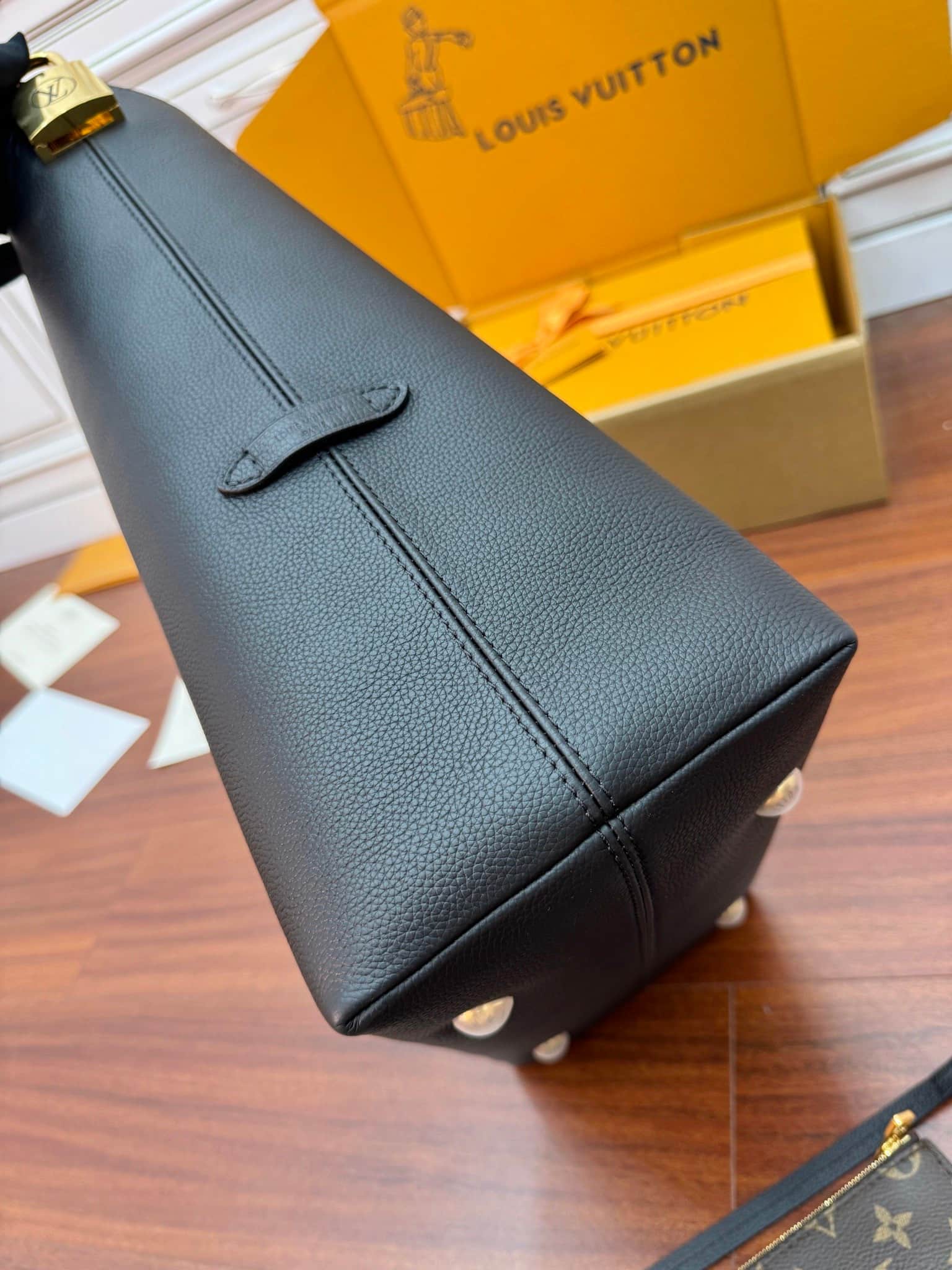 Louis Vuitton Low Key Hobo MM M24856 Black Grained calfskin TOP