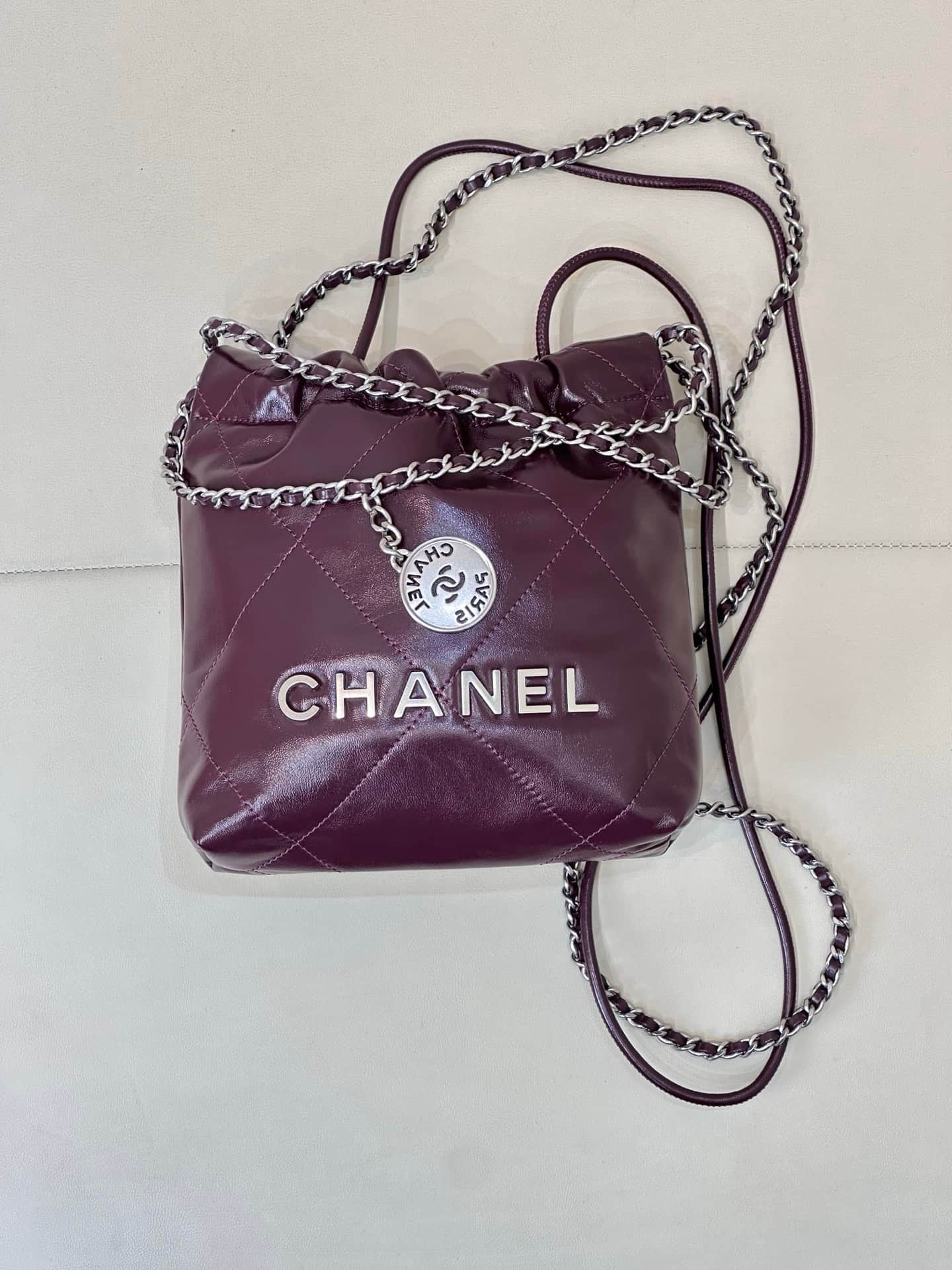 Chanel 22 MINI HANDBAG Shiny Calfskin Burgundy & Silver-Tone Metal AS3980 TOP