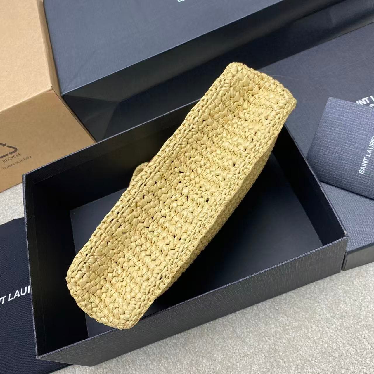Saint Laurent Le 5 à 7 shoulder bag in natural raffia