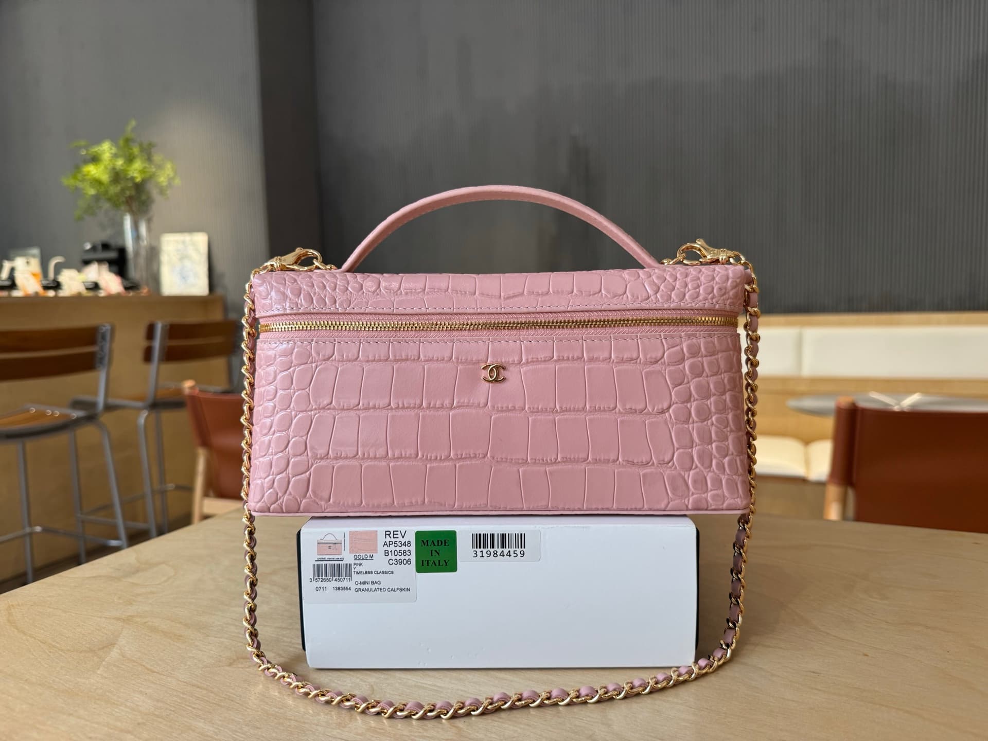 Chanel Vanity with Chain Crocodile-embossed leather& Gold-Tone Metal Pink AP5438 A
