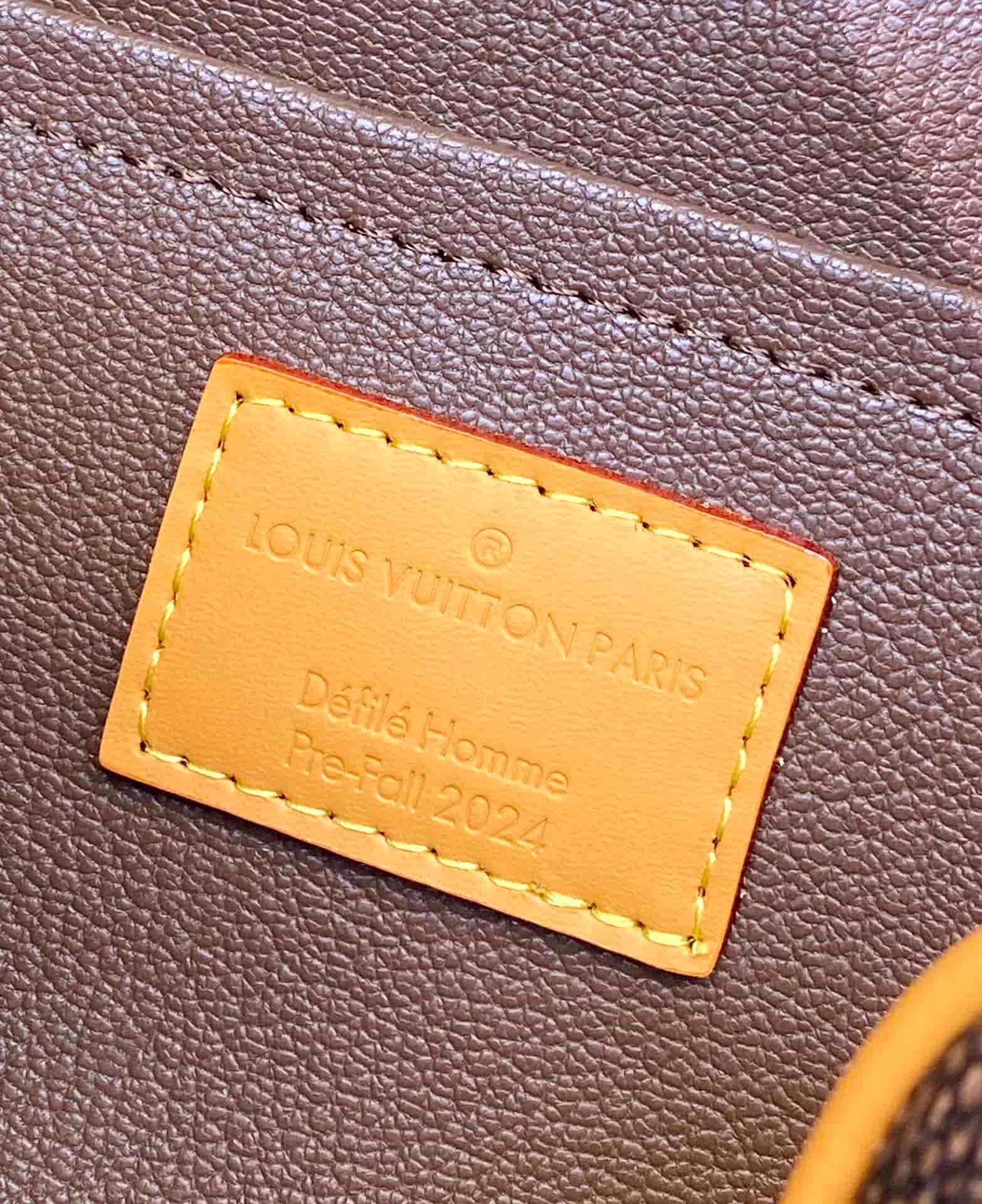 Louis Vuitton Locker Dopp Kit Monogram Dust coated canvas M83112 High